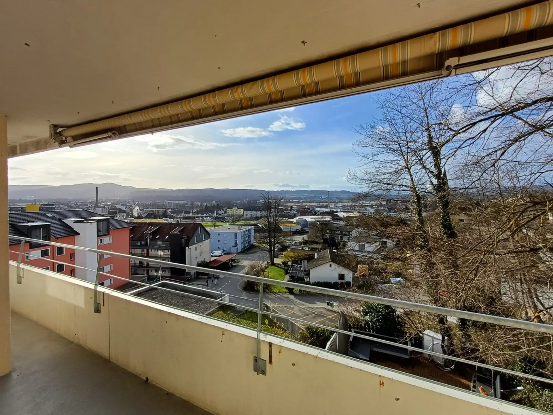 4.5-Zimmerwohnung an ruhiger und sonniger Lage mit weiter Aussicht