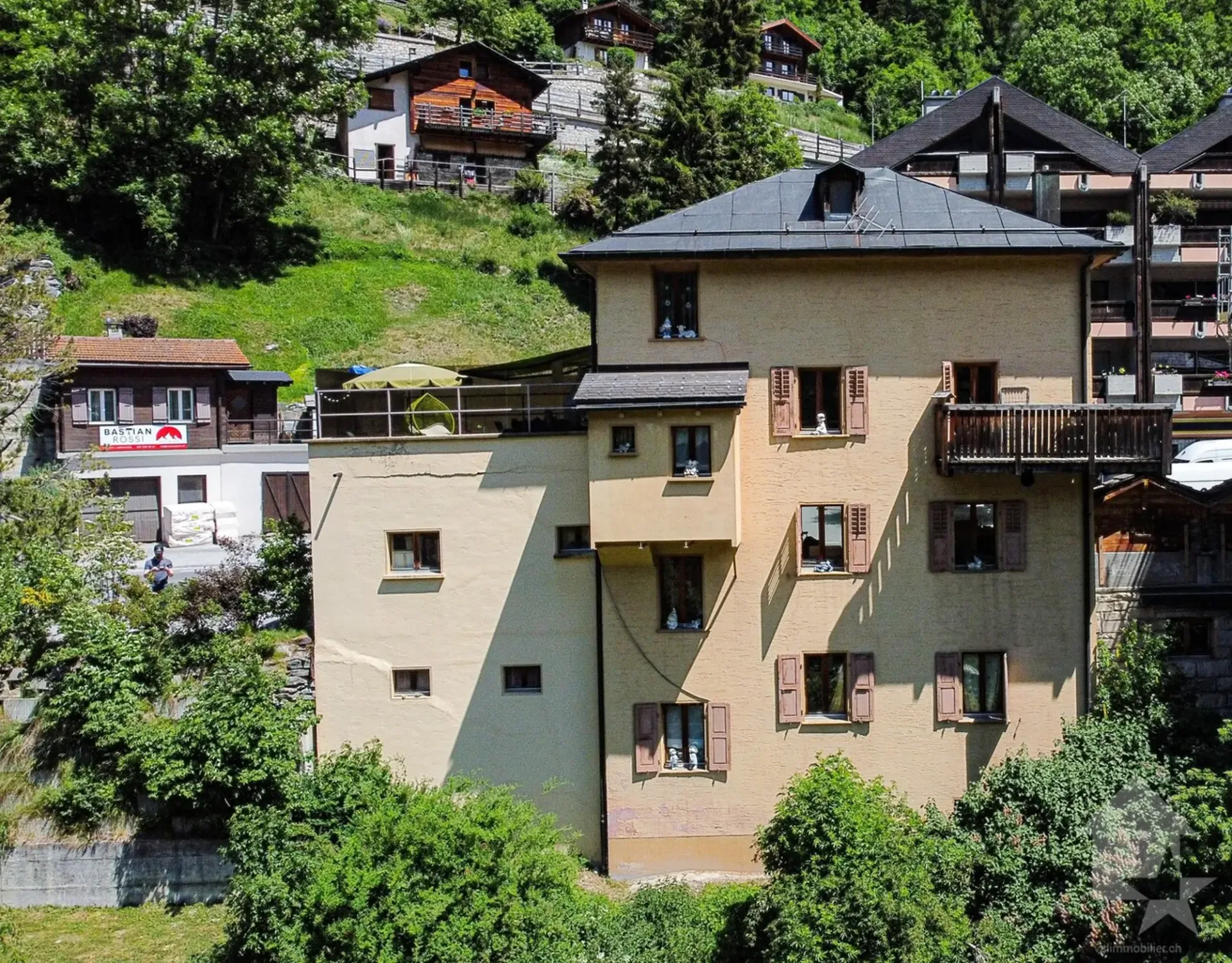 Grande maison avec local commercial au centre du village