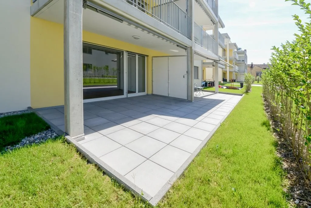 Moderne helle Wohnung mit Gartensitzplatz