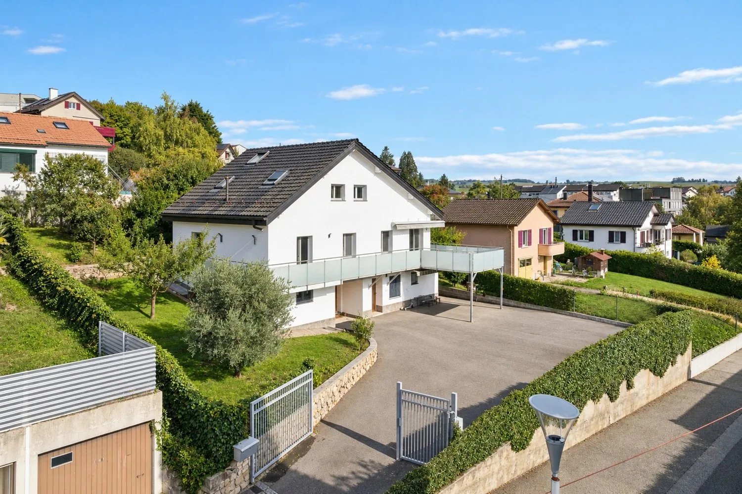 Famienenvilla mit vielfältigen Möglichkeiten, in bevorzugter Lage