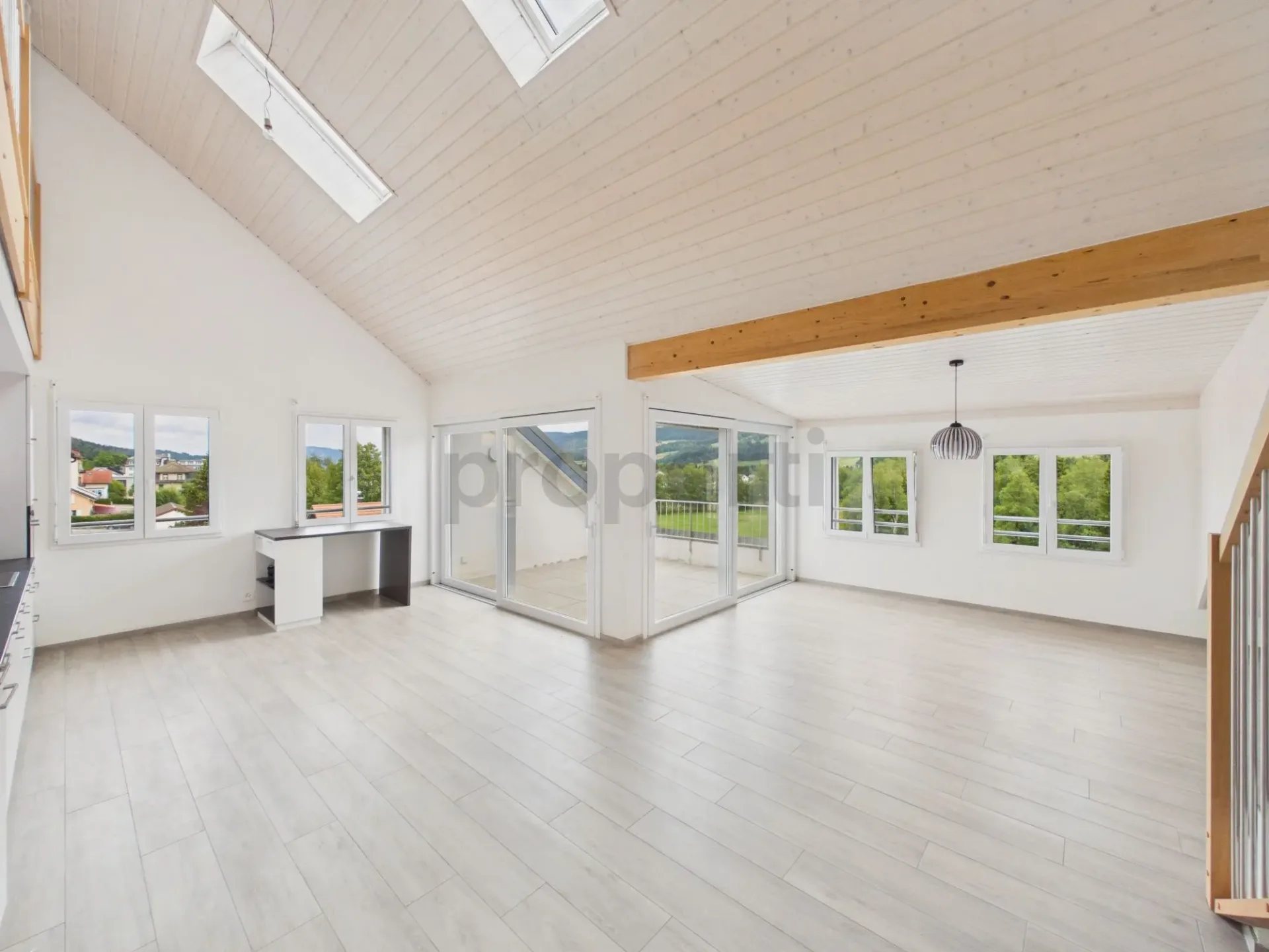 Magnifique attique avec vue superbe, grande mezzanine et transports à proximité immédiate
