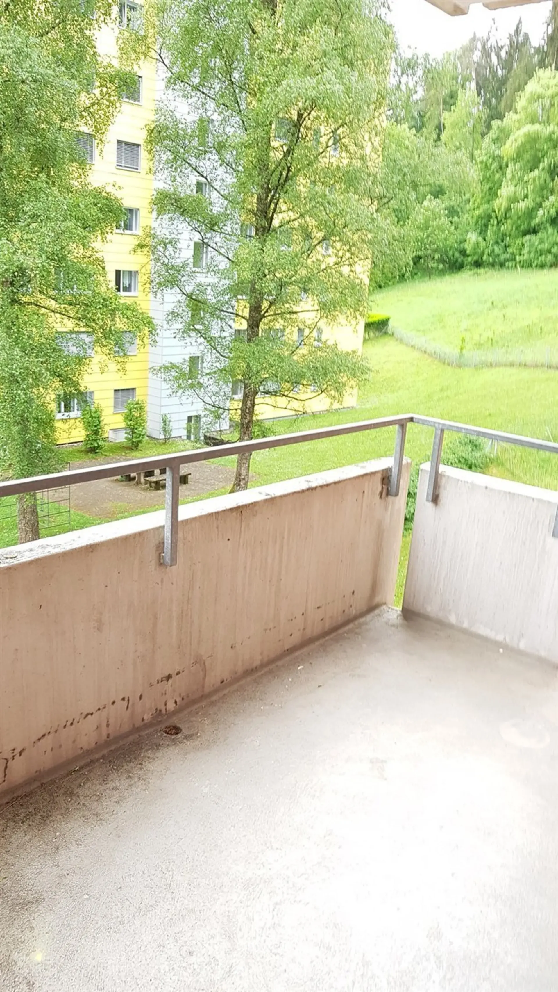 Large 4 1/2 room apartment with sunny balcony