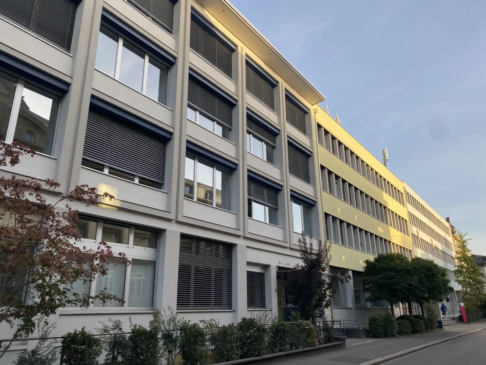Magazzino e spazio commerciale in affitto su Hallerstrasse