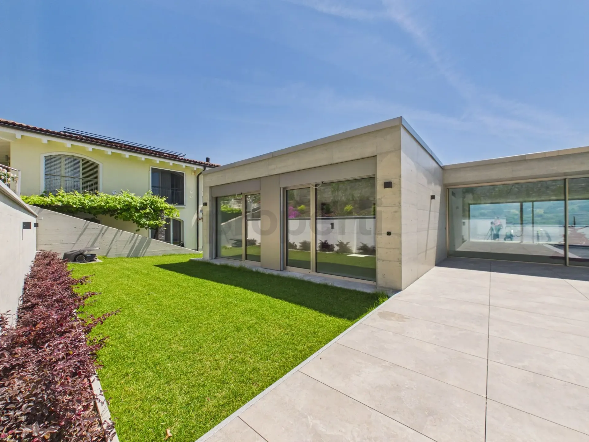 Luxus und Eleganz: exklusives 4.5-Zimmer-Penthouse mit Pool in Brione sopra Minusio