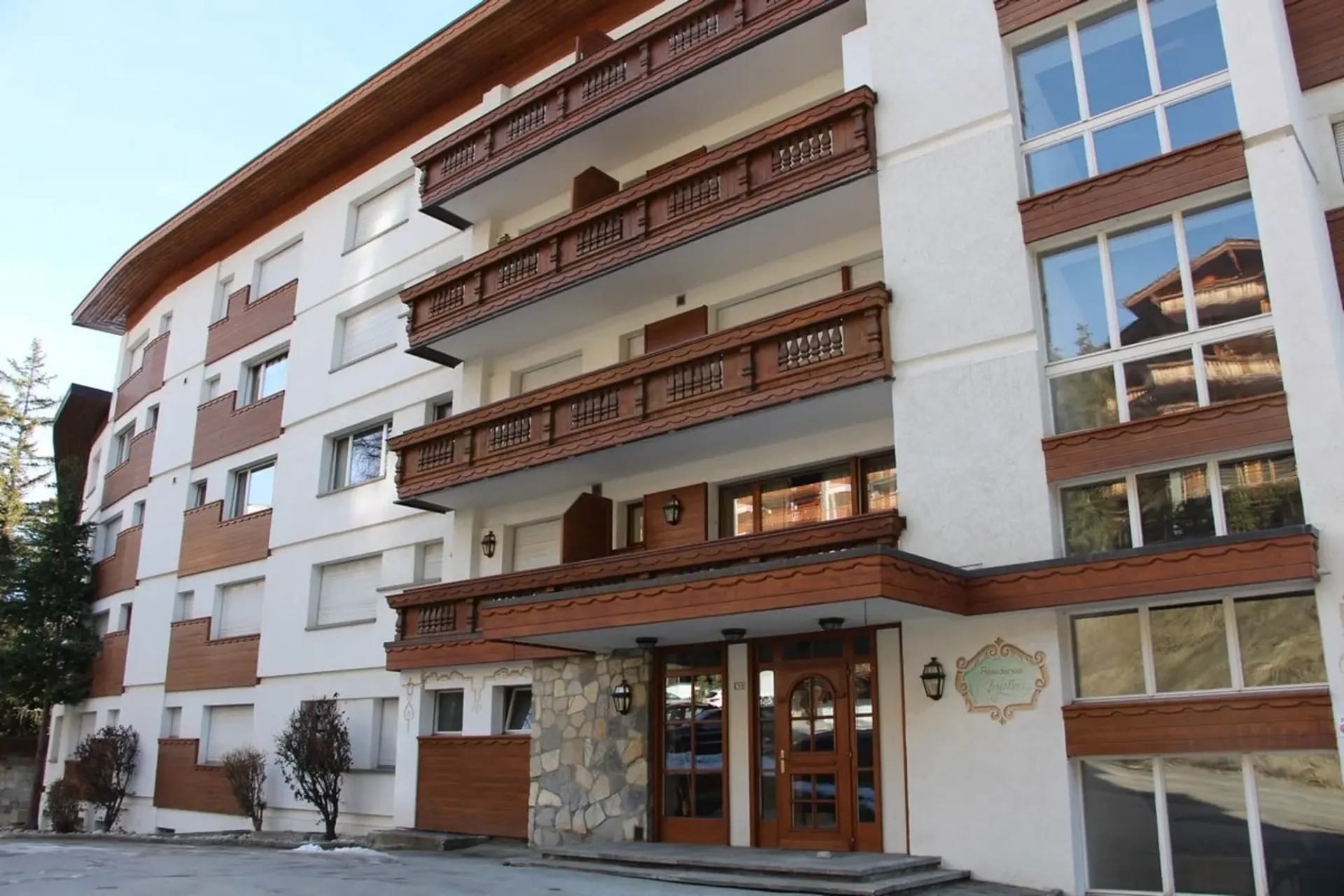 Spacious 3.5-room apartment with pool and mountain views in Crans-Montana