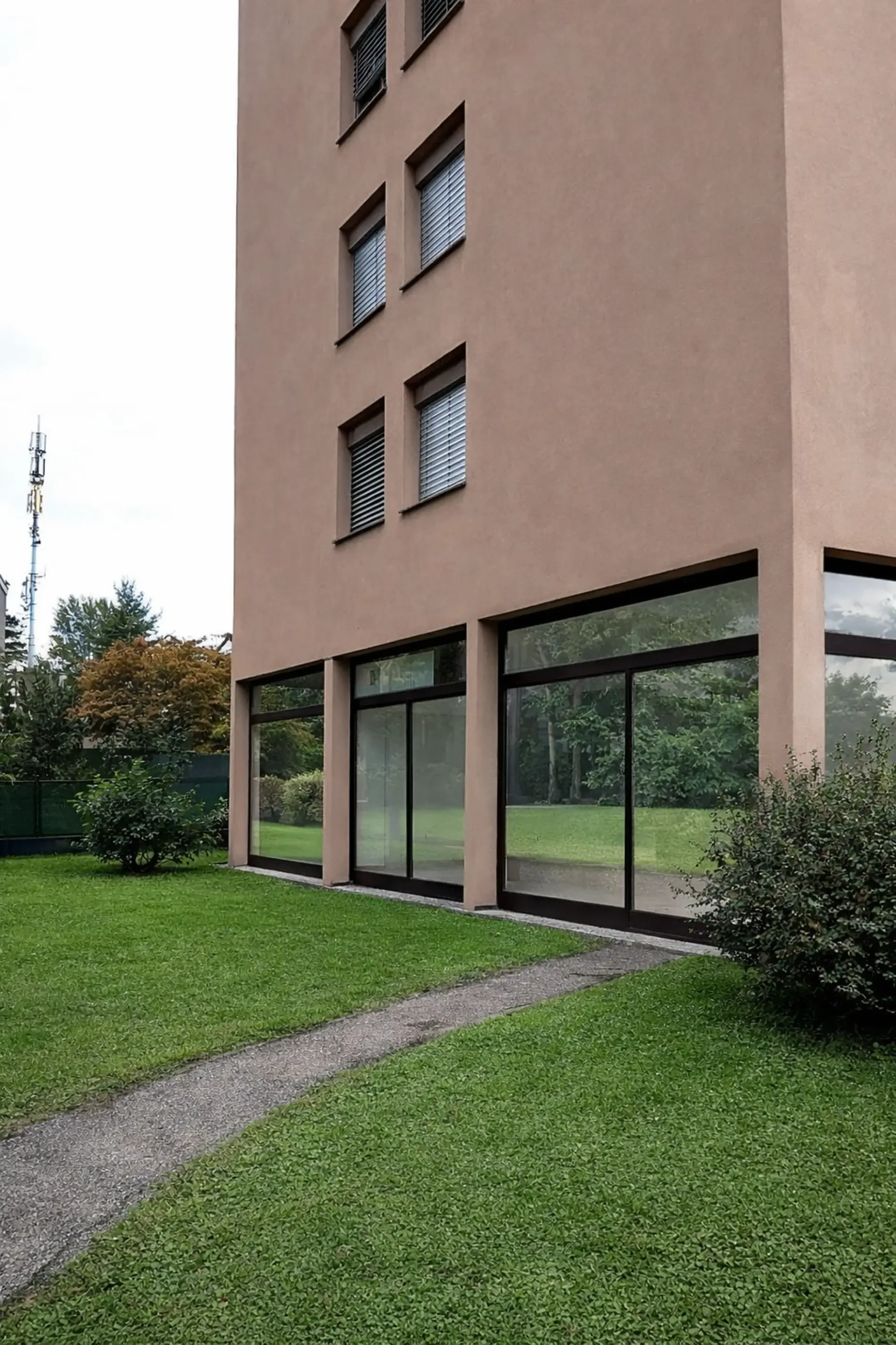 LOKALE GEWERBEFLÄCHE FÜR BÜRONUTZUNG IN CASLANO