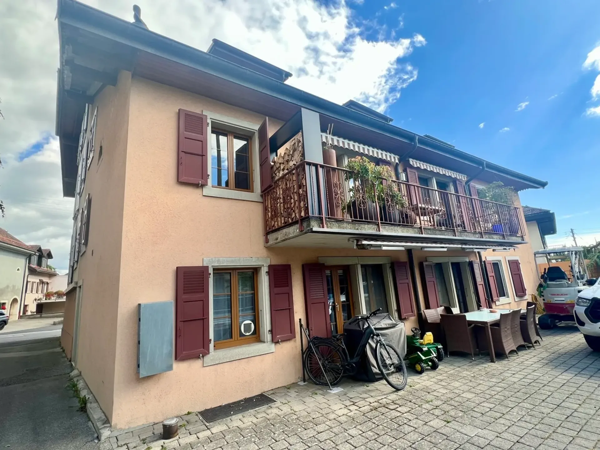 A VENDRE IMMEUBLE DE RENDEMENT SITUE AU CENTRE DU VILLAGE DE BIERE