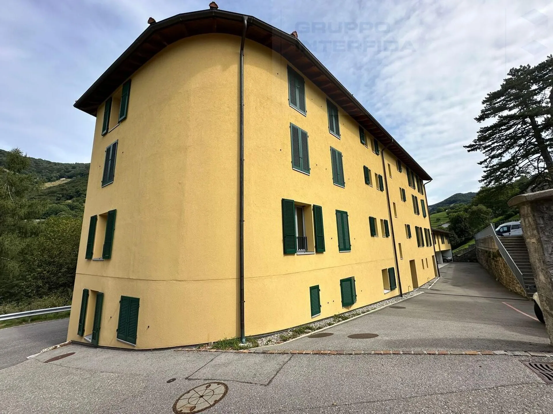 Modern 3.5 rooms apartment on the top floor with two parking spaces