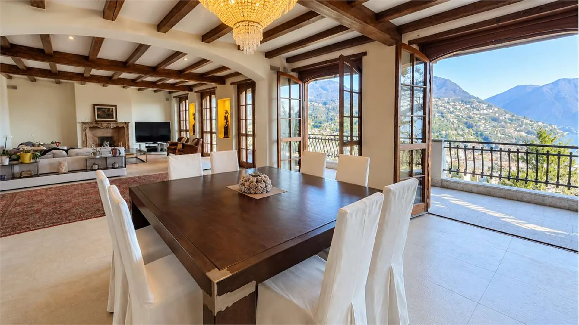 Elegantes Landhaus mit Pool und romantischer Seeblick