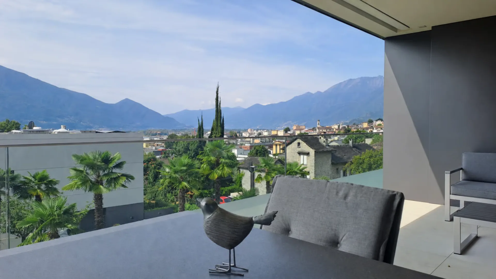Luxuriöse 3.5 Zimmerwohnung mit Seesicht, 2 grossen Sonnenterrassen, Schwimmbad und Wellnessbereich