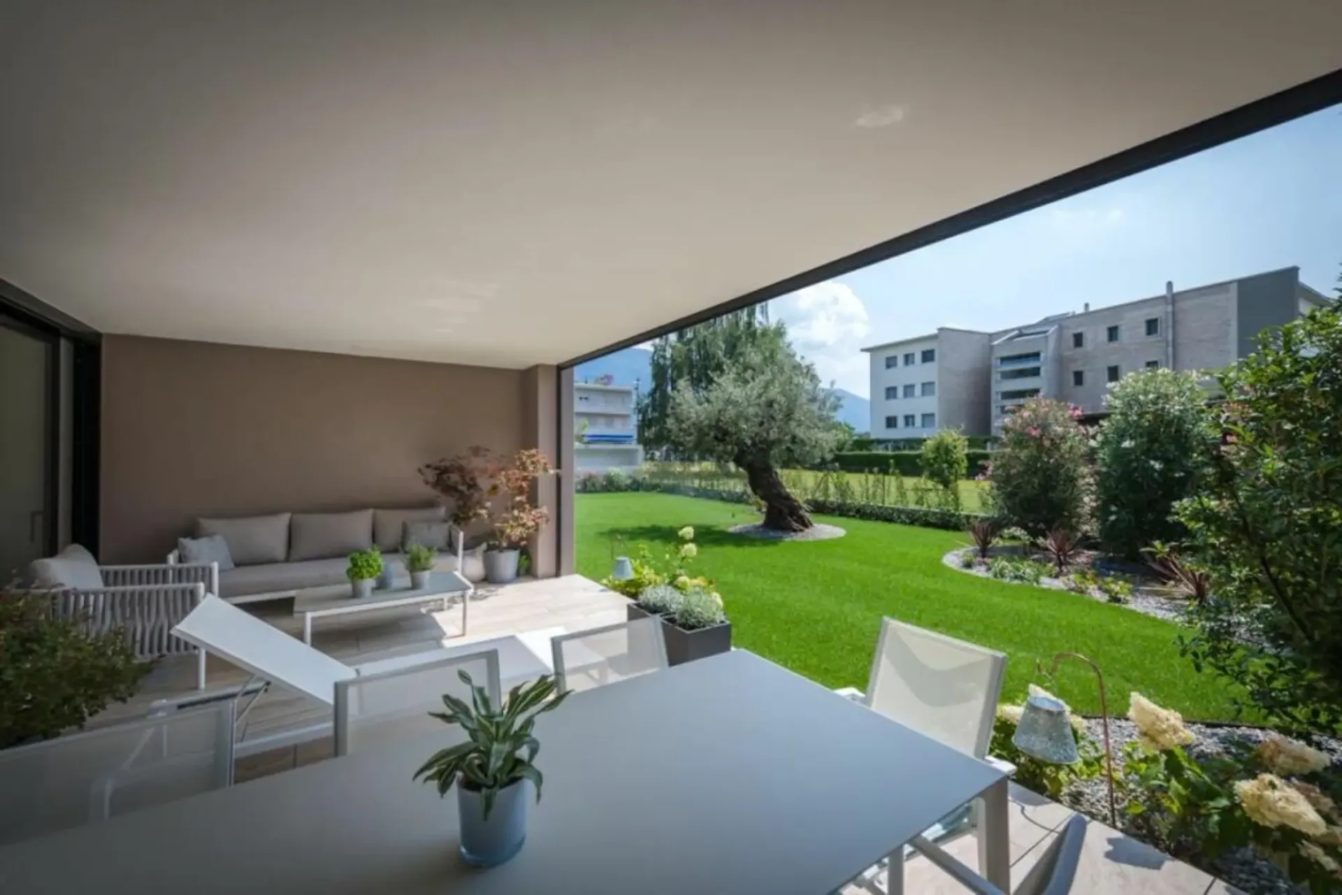 Moderne und zetrale 4.5 Zi.-Gartenwohnung mit Pool