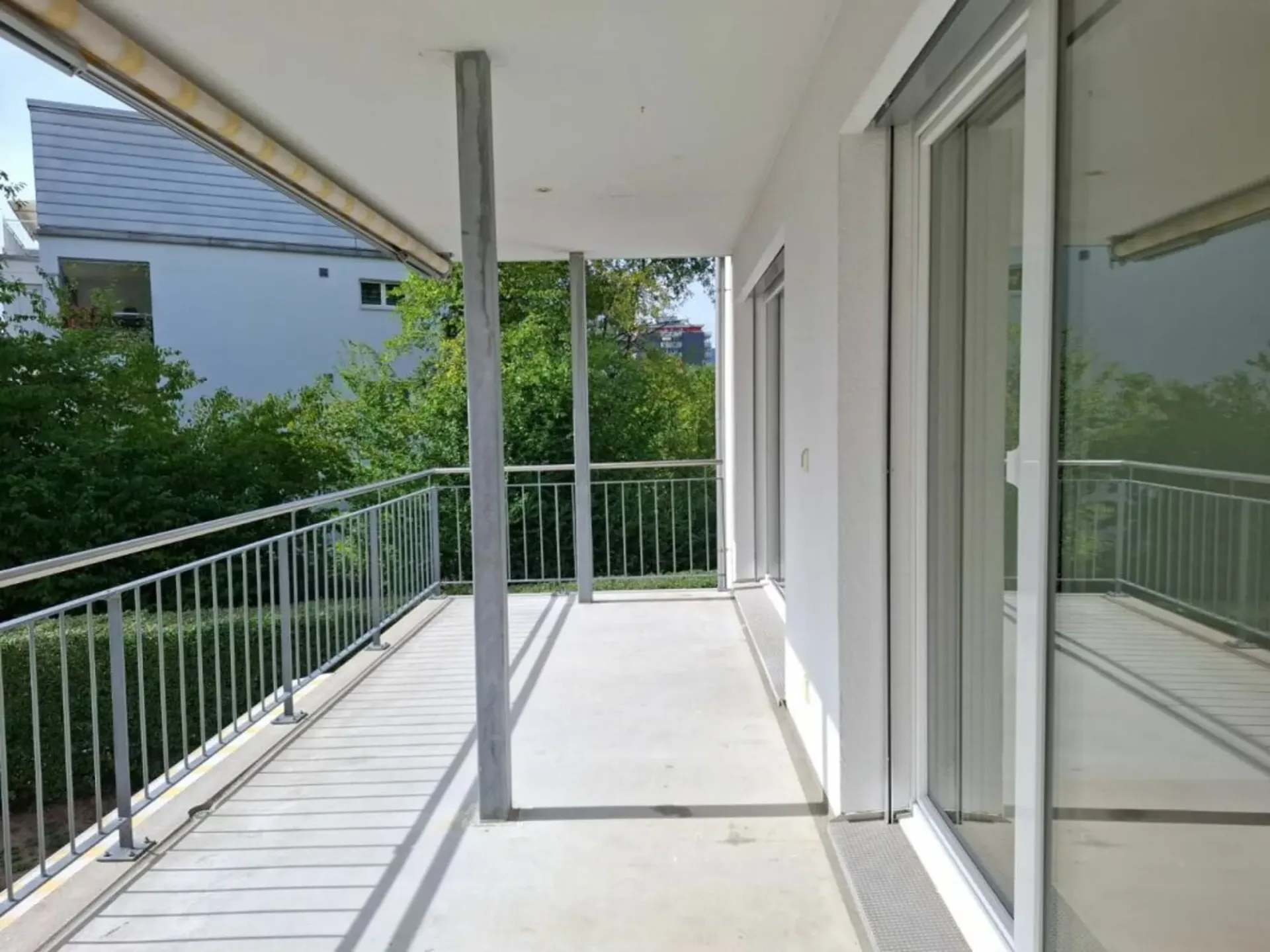 SCHÖNE WOHNUNG MIT GROSSEM BALKON