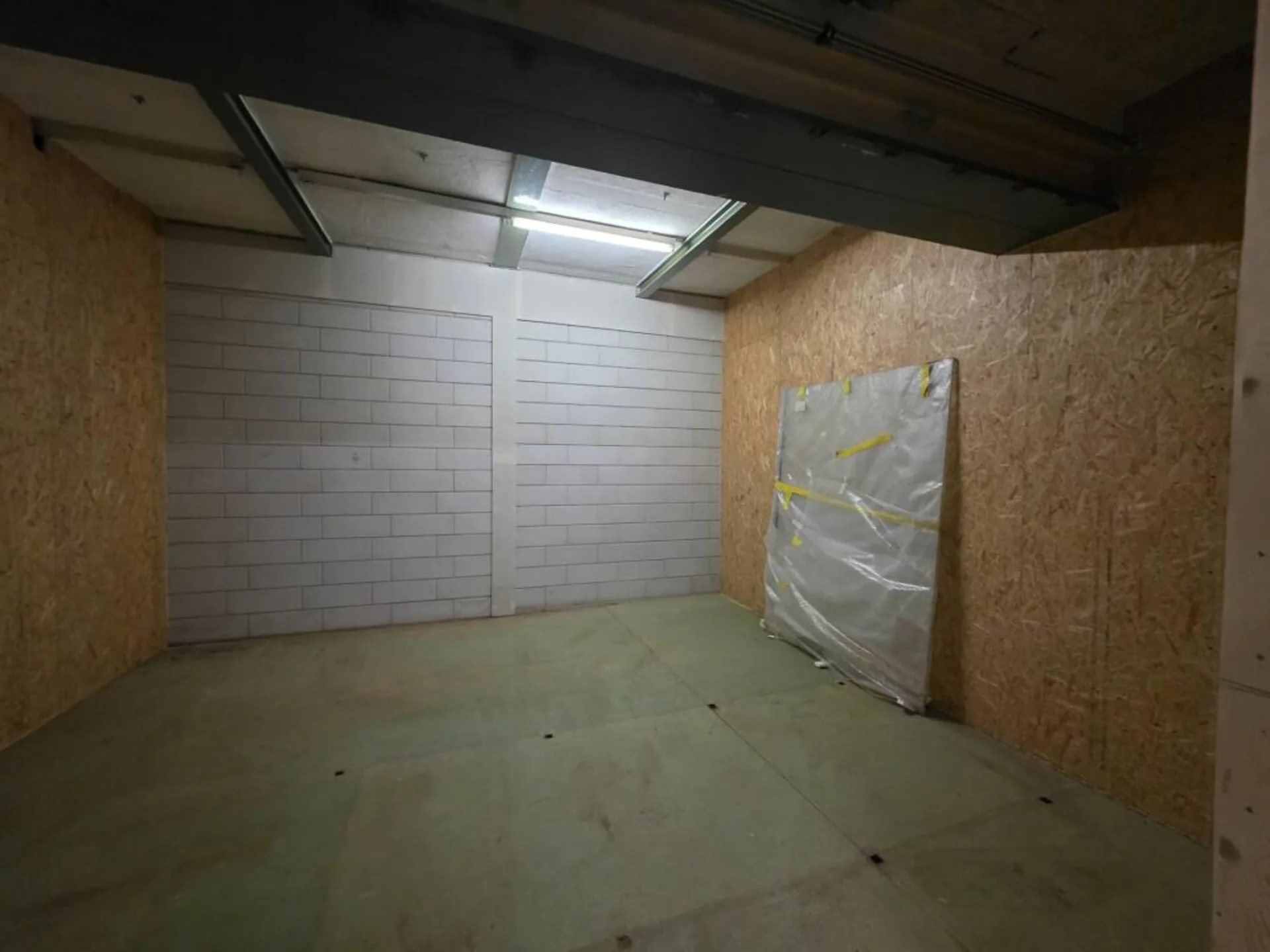 ZU VERMIETEN - Großes Lager/Atelier von 360 m² - Ideal für Handwerksbetrieb oder Lagerung