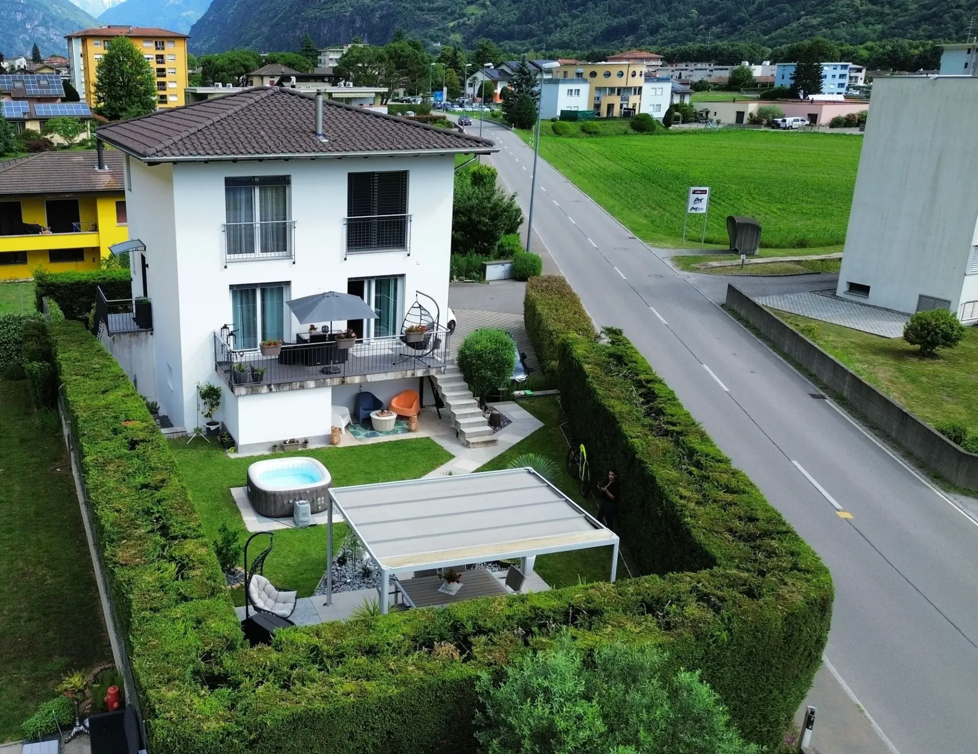 Bellissima casa unifamiliare con spazio, funzionalità e oasi di relax