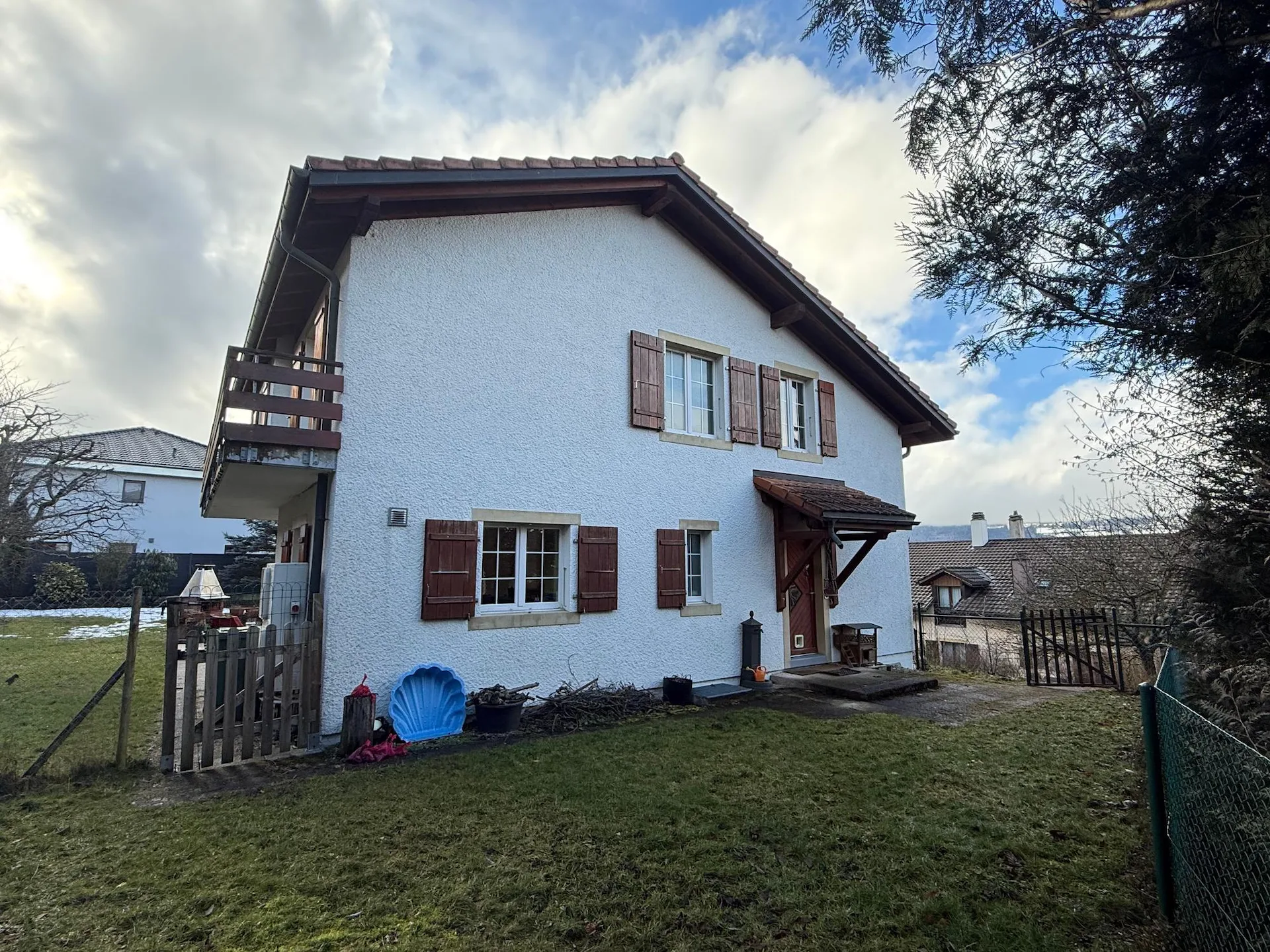 Charmannte Villa mit 4,5 Zimmern in Fenin und zahlreichen Garagen