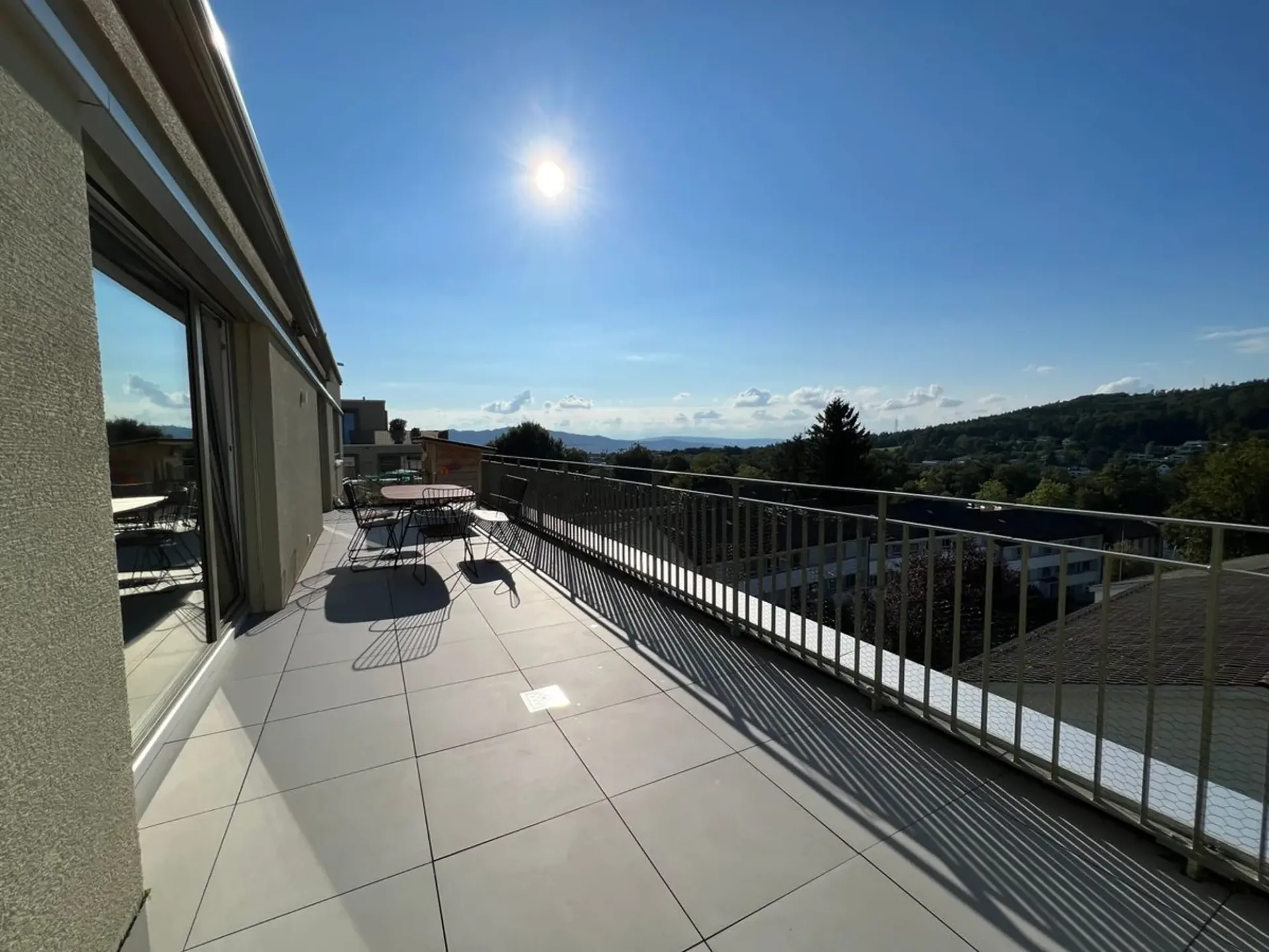 Appartamento mansardato arredato - Vista da sogno su Zurigo fino a Uetliberg - come nuovo !