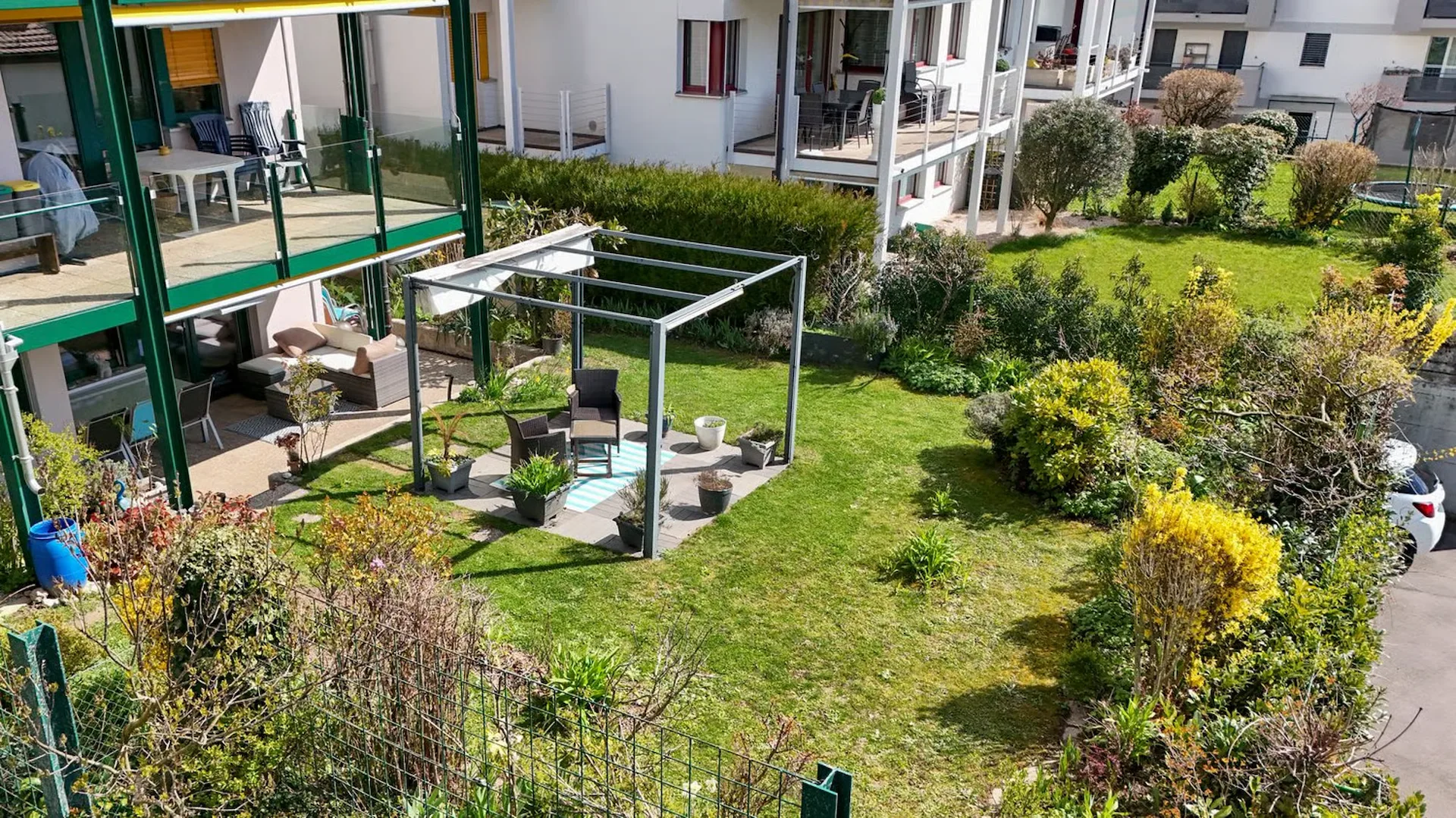 Charming duplex with garden and view of lake and mountains