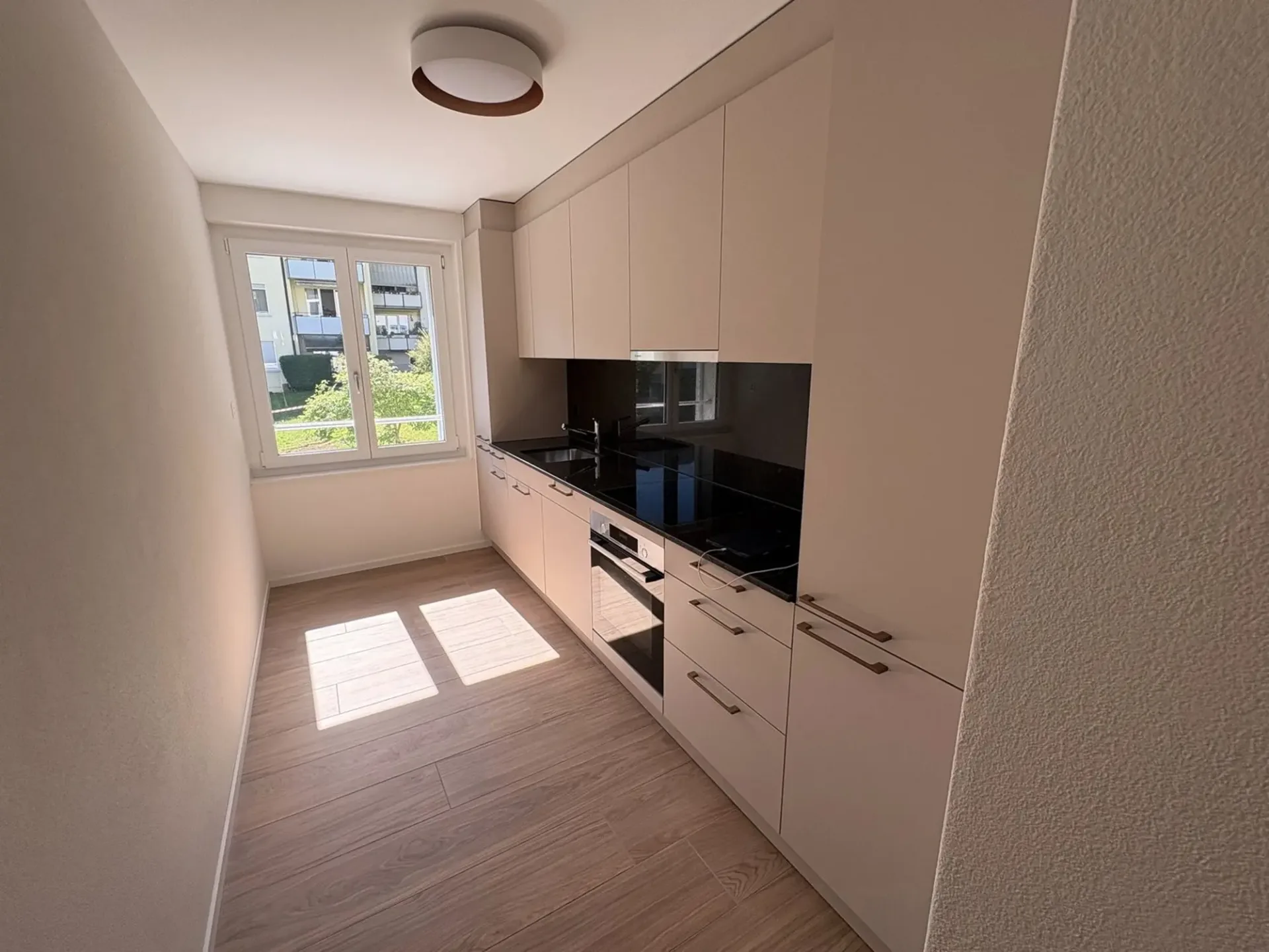 Erstvermietung moderne 2.5-Zimmer-Wohnung nach Totalsanierung - mit sehr grossem privaten Estrich