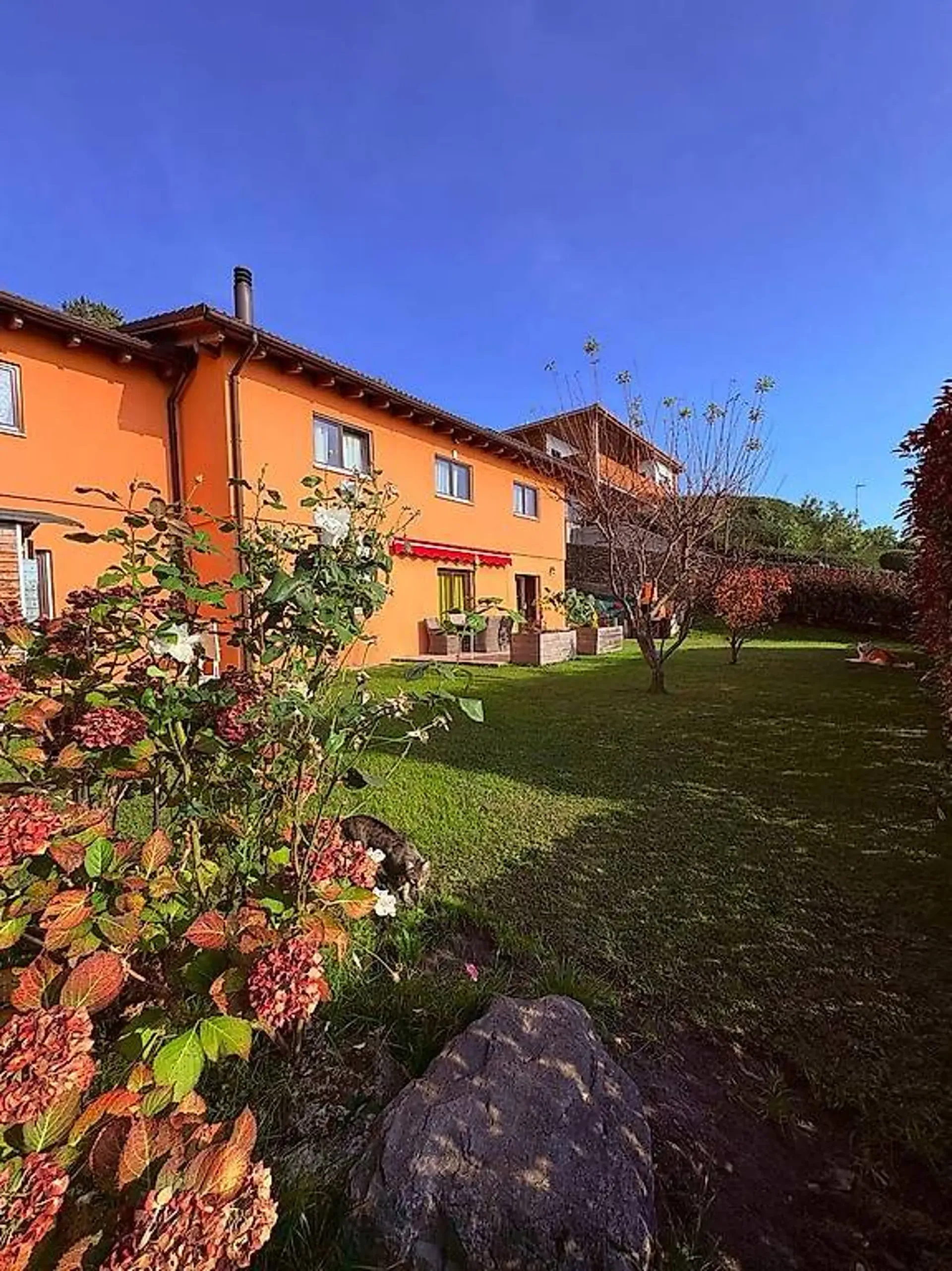Schönes eigenständiges Haus mit Garten und offener Aussicht