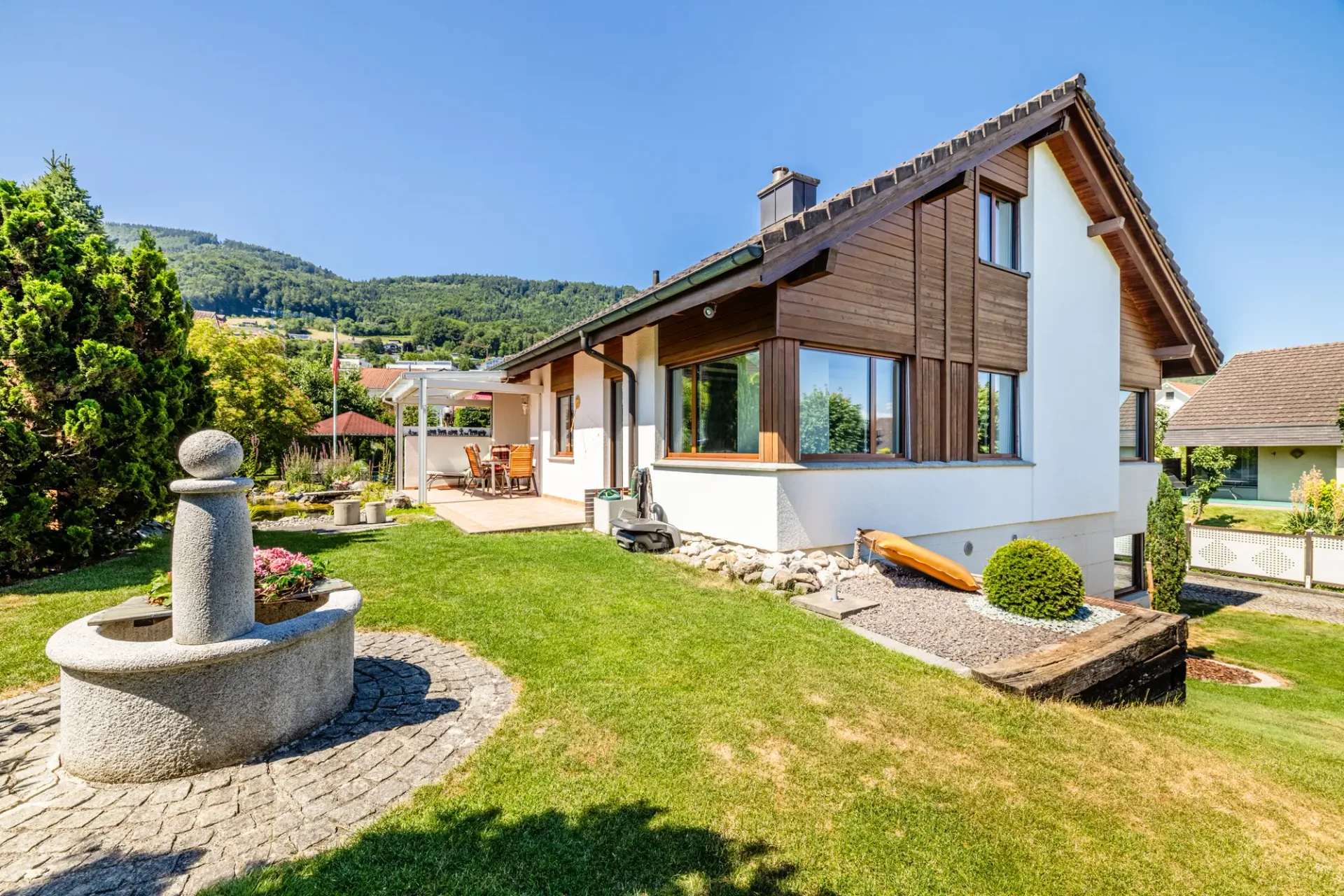 Family idyll with sunny garden