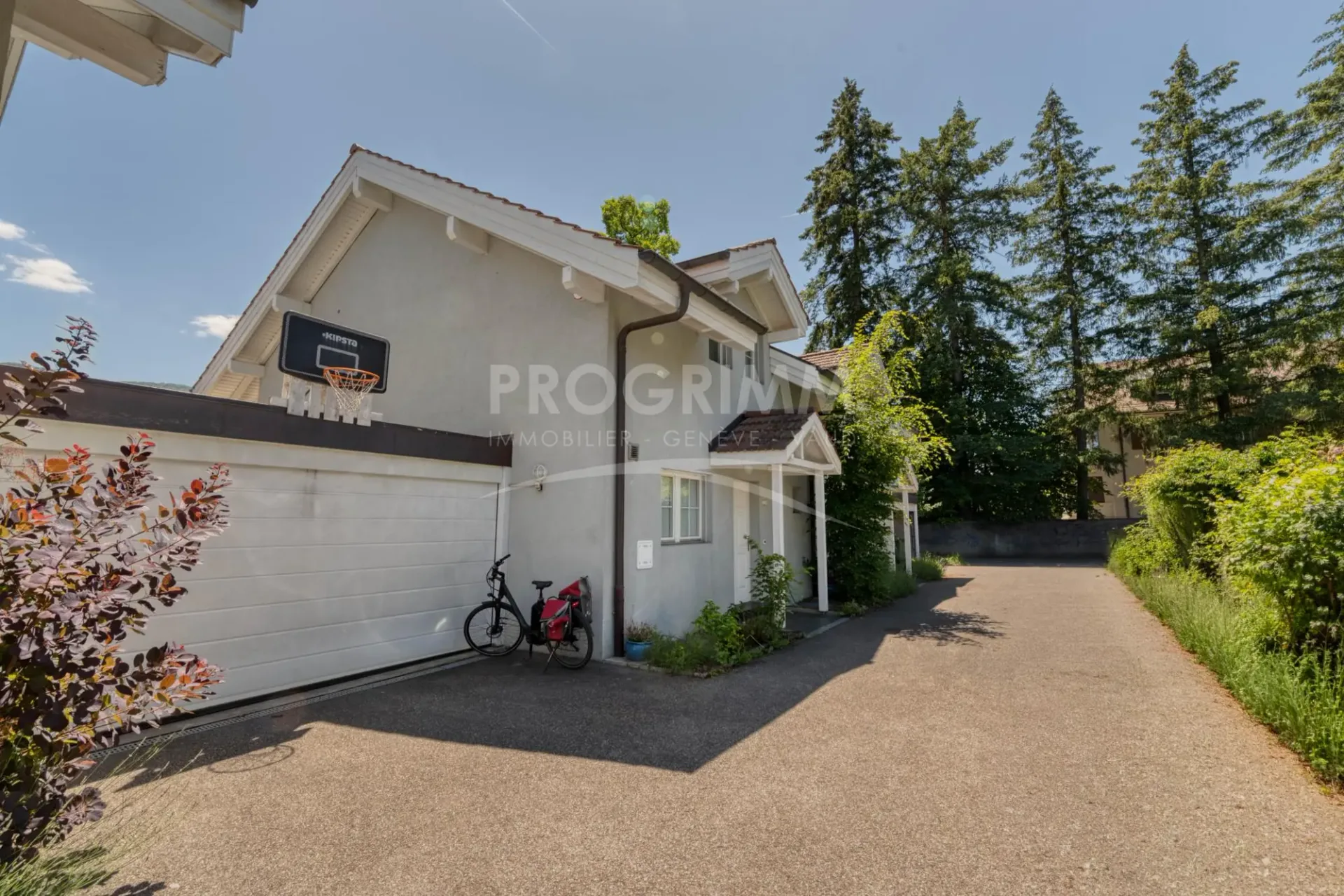 Exklusivität - Haus mit 3 Zimmern und Garage - Großer Raum im Untergeschoss - Garten