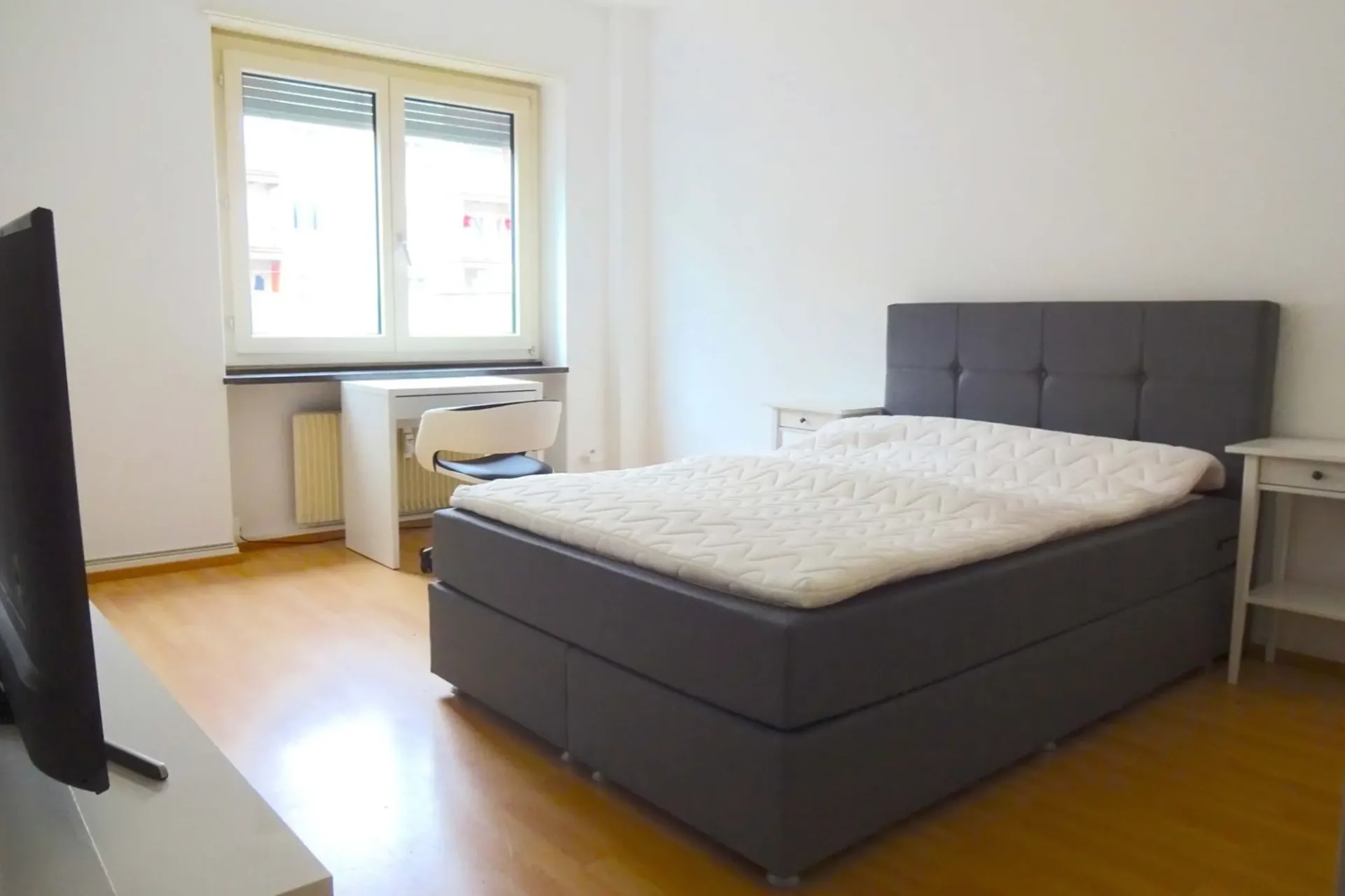 Helles und möbliertes WG-Zimmer mit eigenem TV
