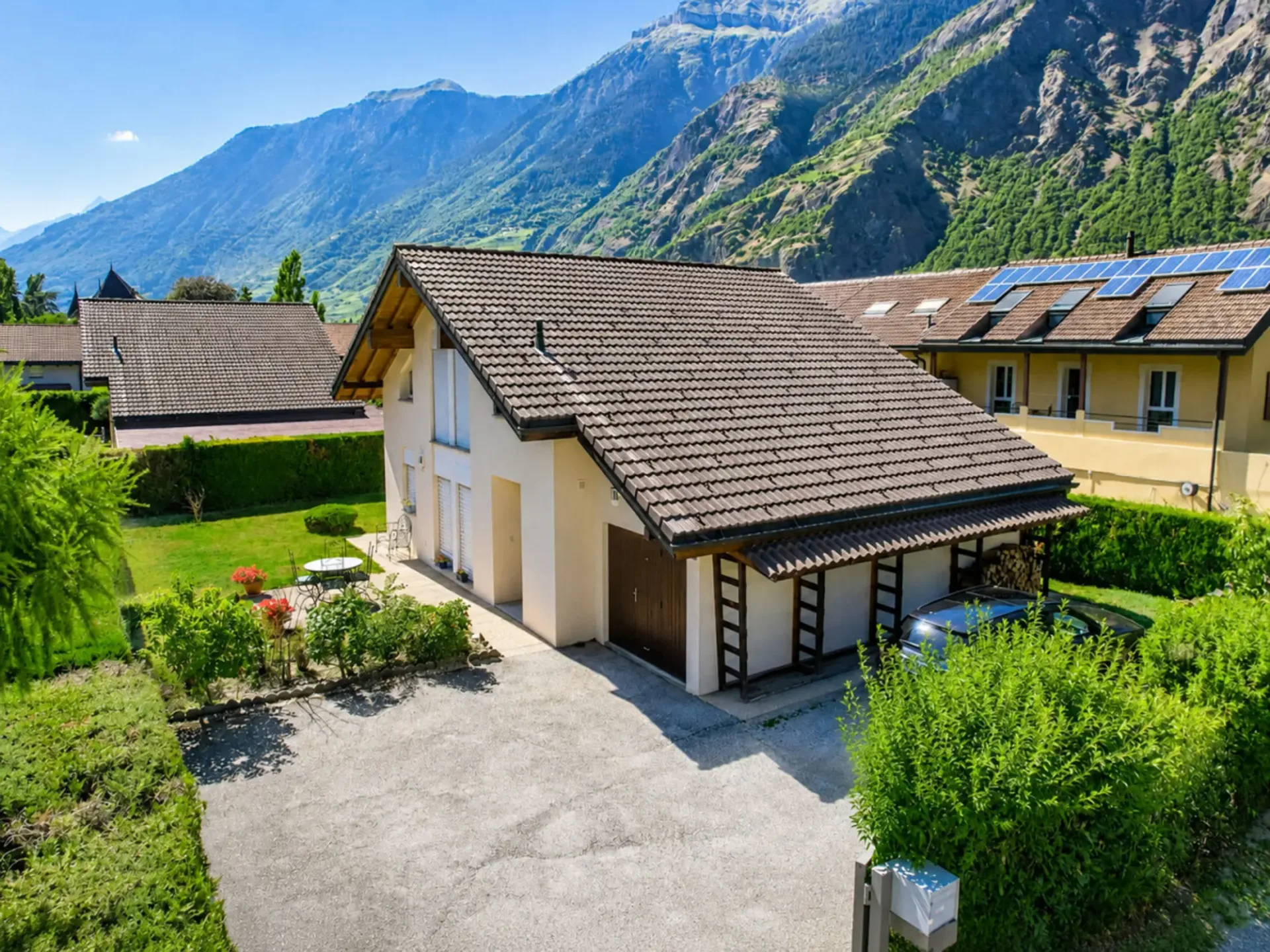Einfamilienhaus mit 5.5 Zimmern, Garten und Veranda in Saxon