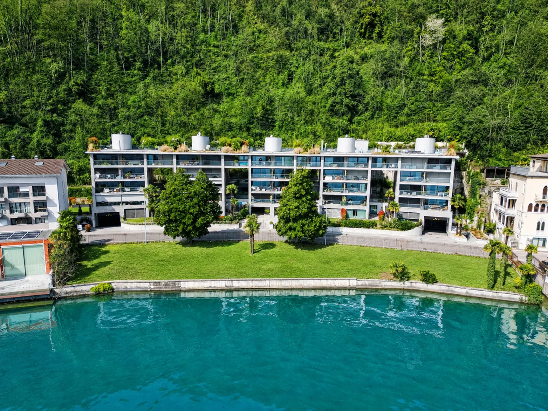 Raffinato Appartamento con Giardino Privato e Vista sul Lago di Lugano