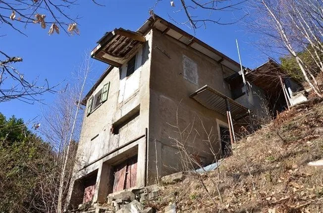 Rustico da ristrutturare con grande terreno terrazzato / Rustico zu...