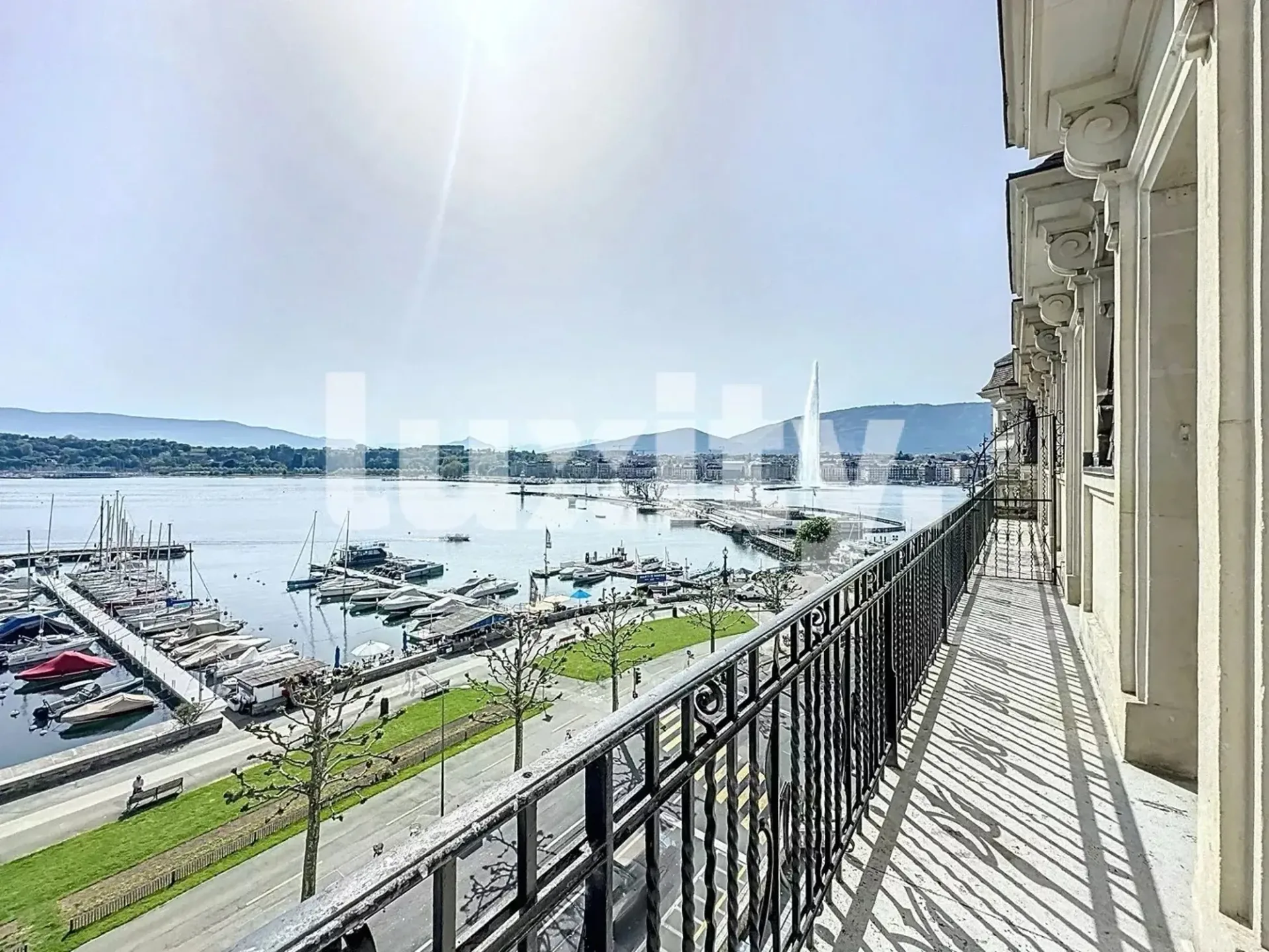 Geräumige Haussmannsche Wohnung mit Blick auf den Springbrunnen
