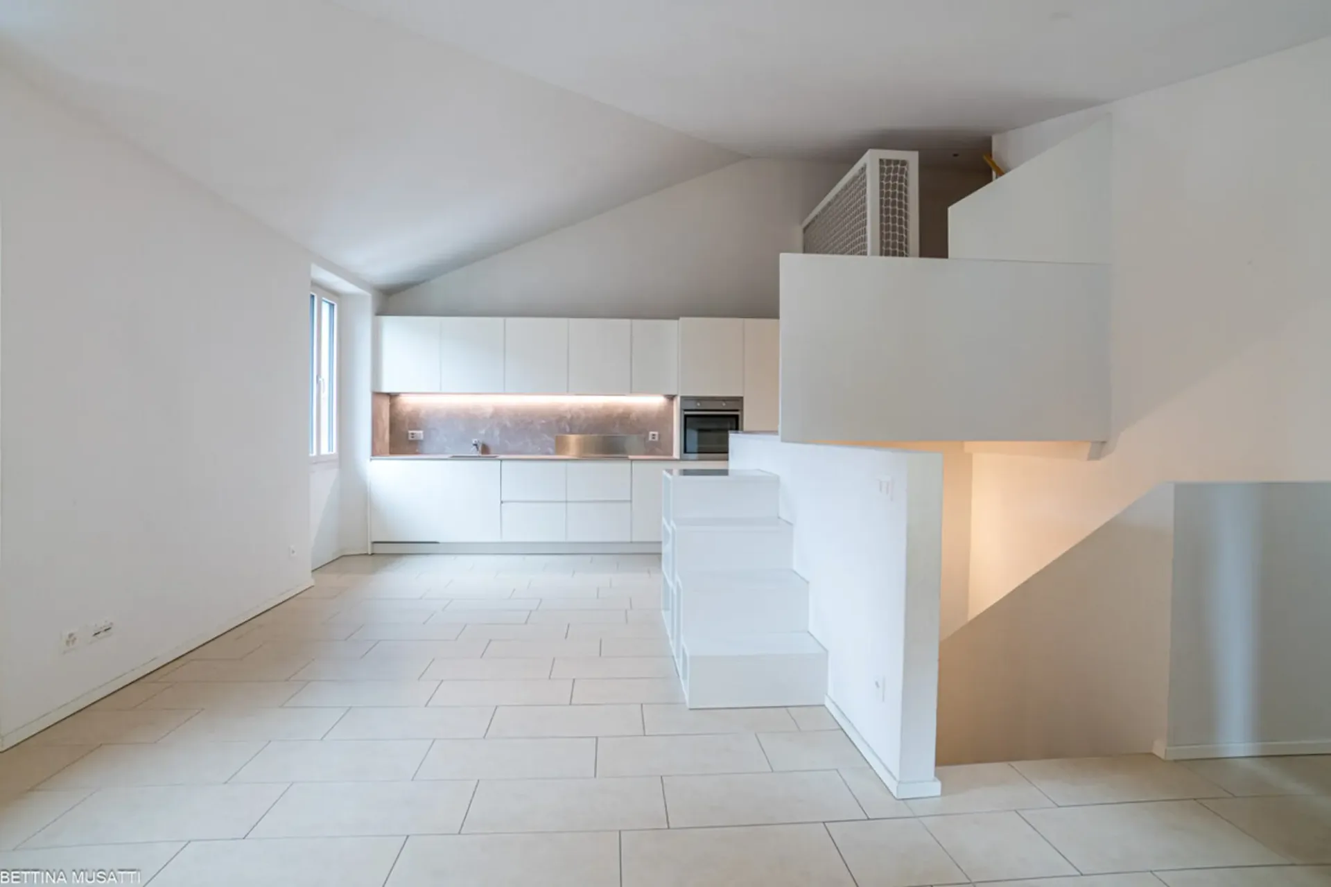 MELANO - 3,5 LOCALI RISTRUTTURATO CON COMFORT MODERNI
