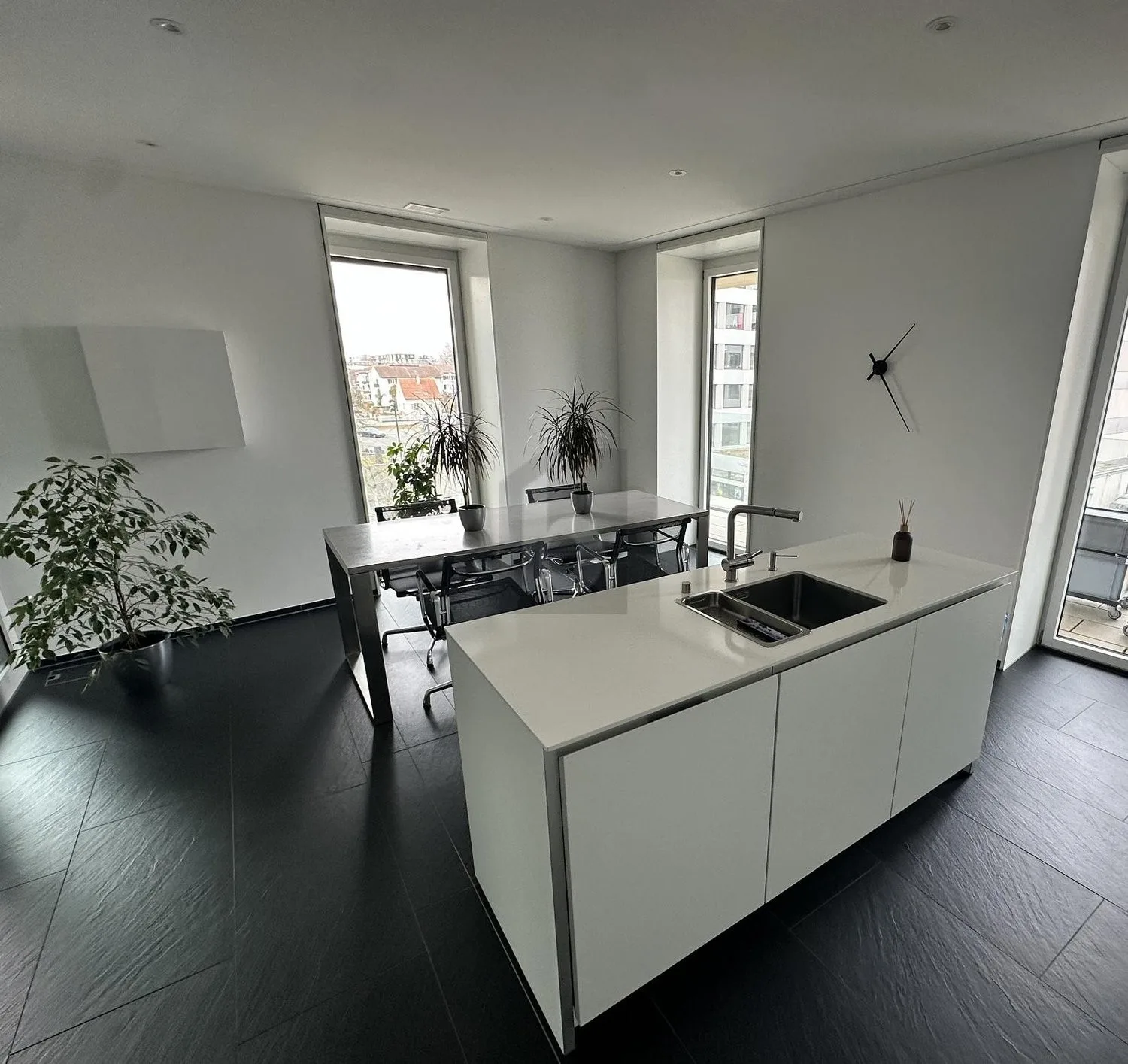 HOCHWERTIG UND STYLISCH MIT ROOFTOP!