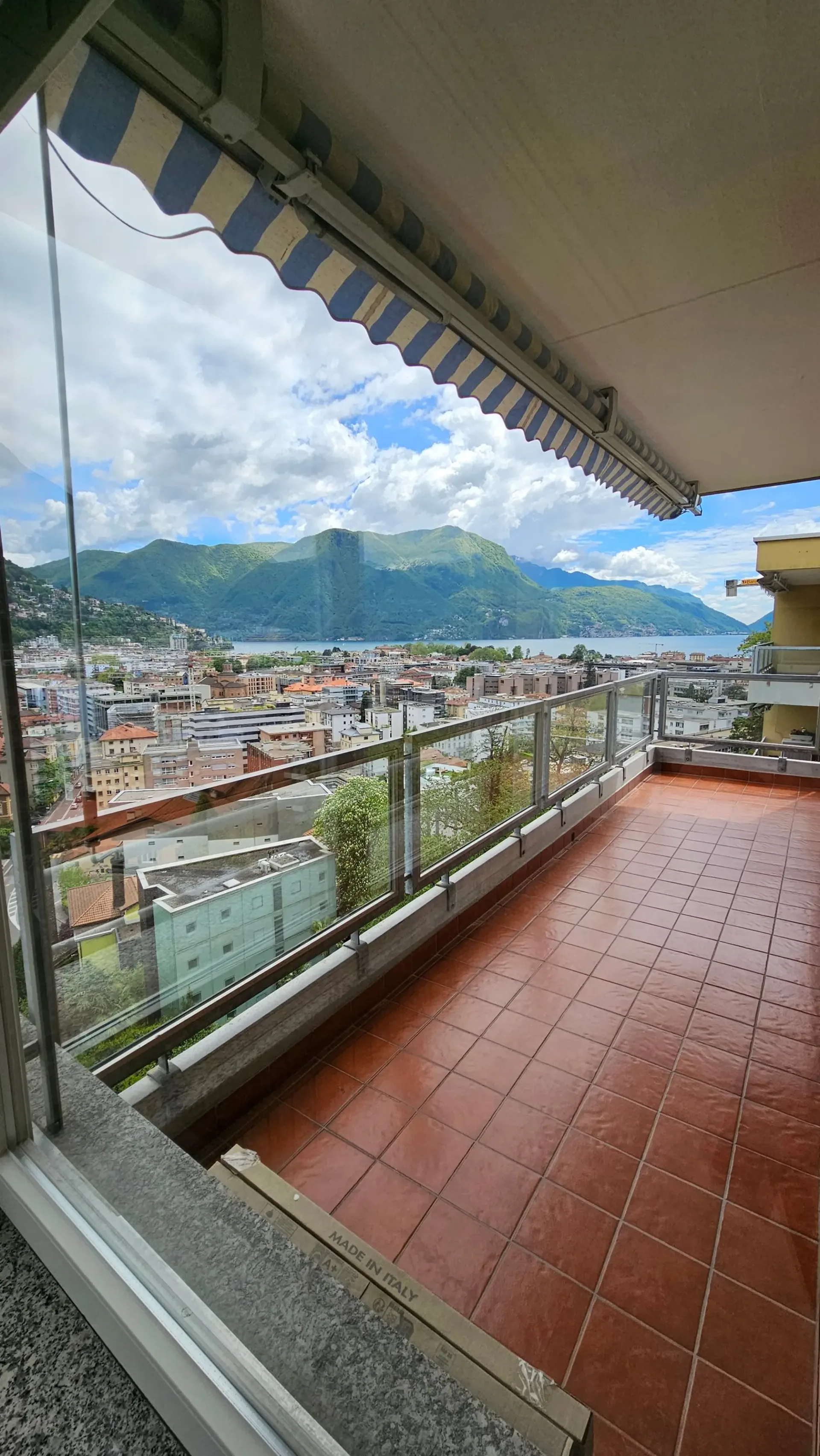 Bright 3.5-room apartment with panoramic lake view