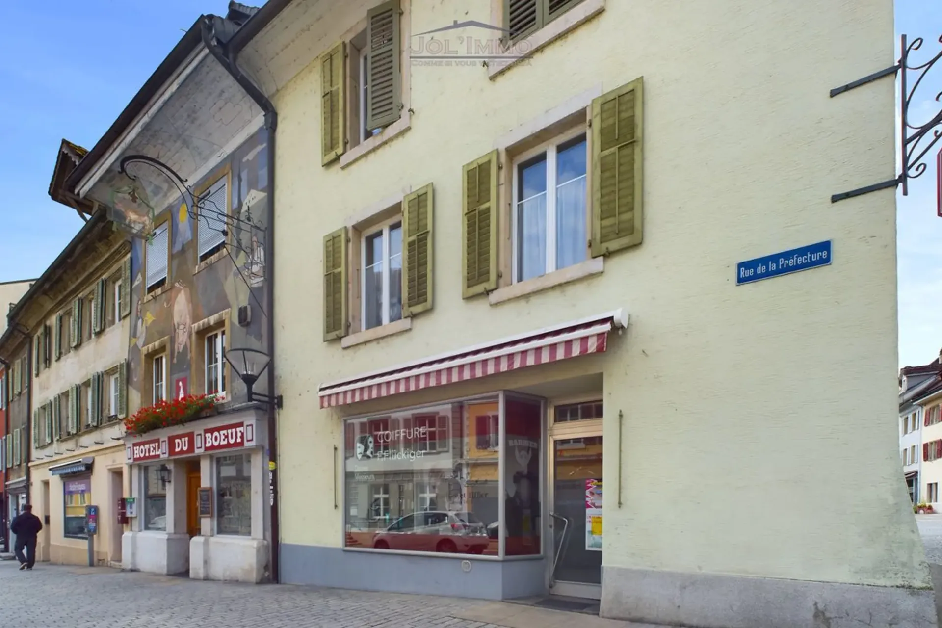Prächtiges und großes Gebäude mit einem Gewerberaum