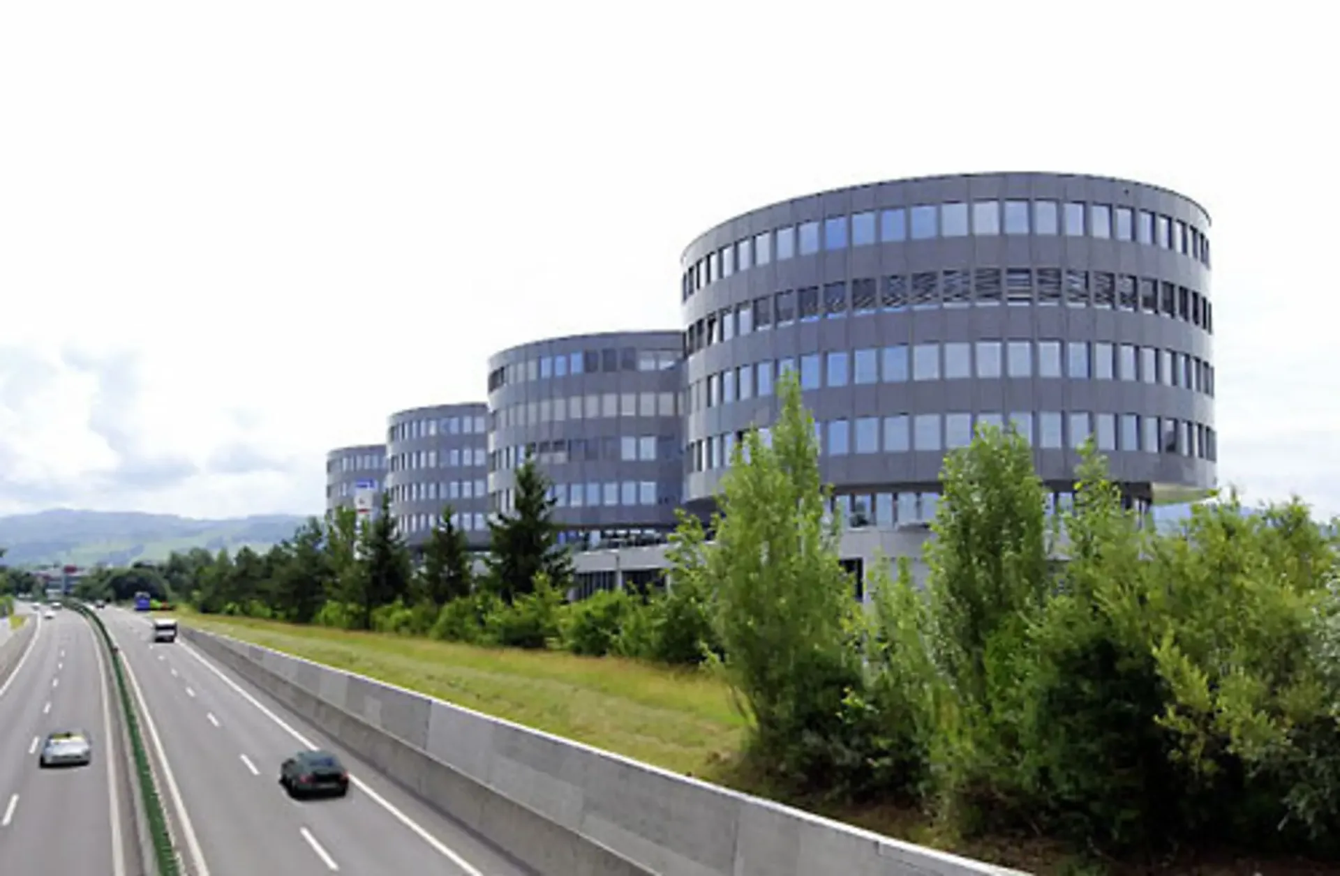 "Helles und modernes Büro mit direktem Zugang zur Terrasse"