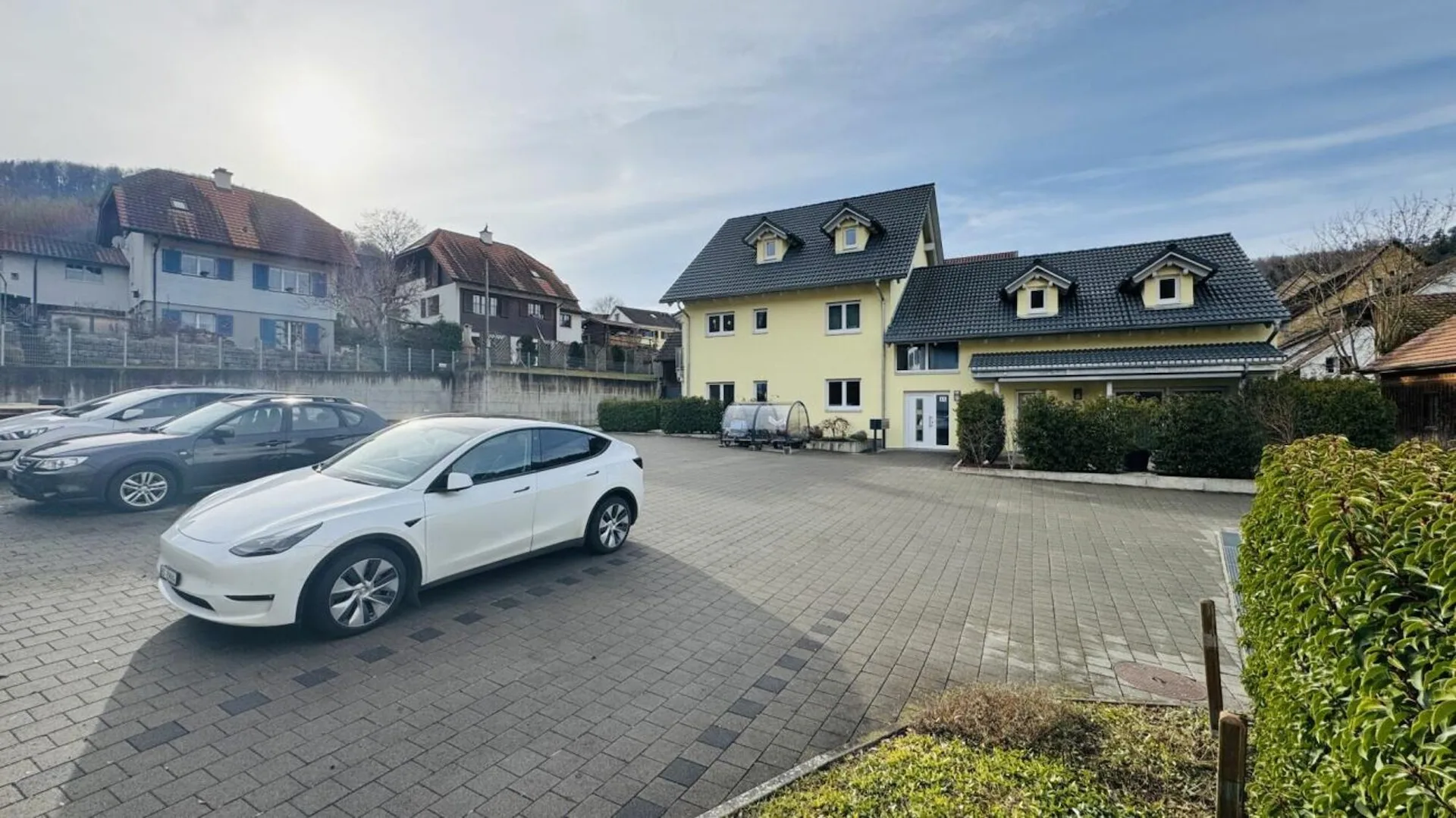 Top 3-Familienhaus im Eigentumsstandard mit 15 Parkplätzen, Werkstatt & Schopf in Zunzgen