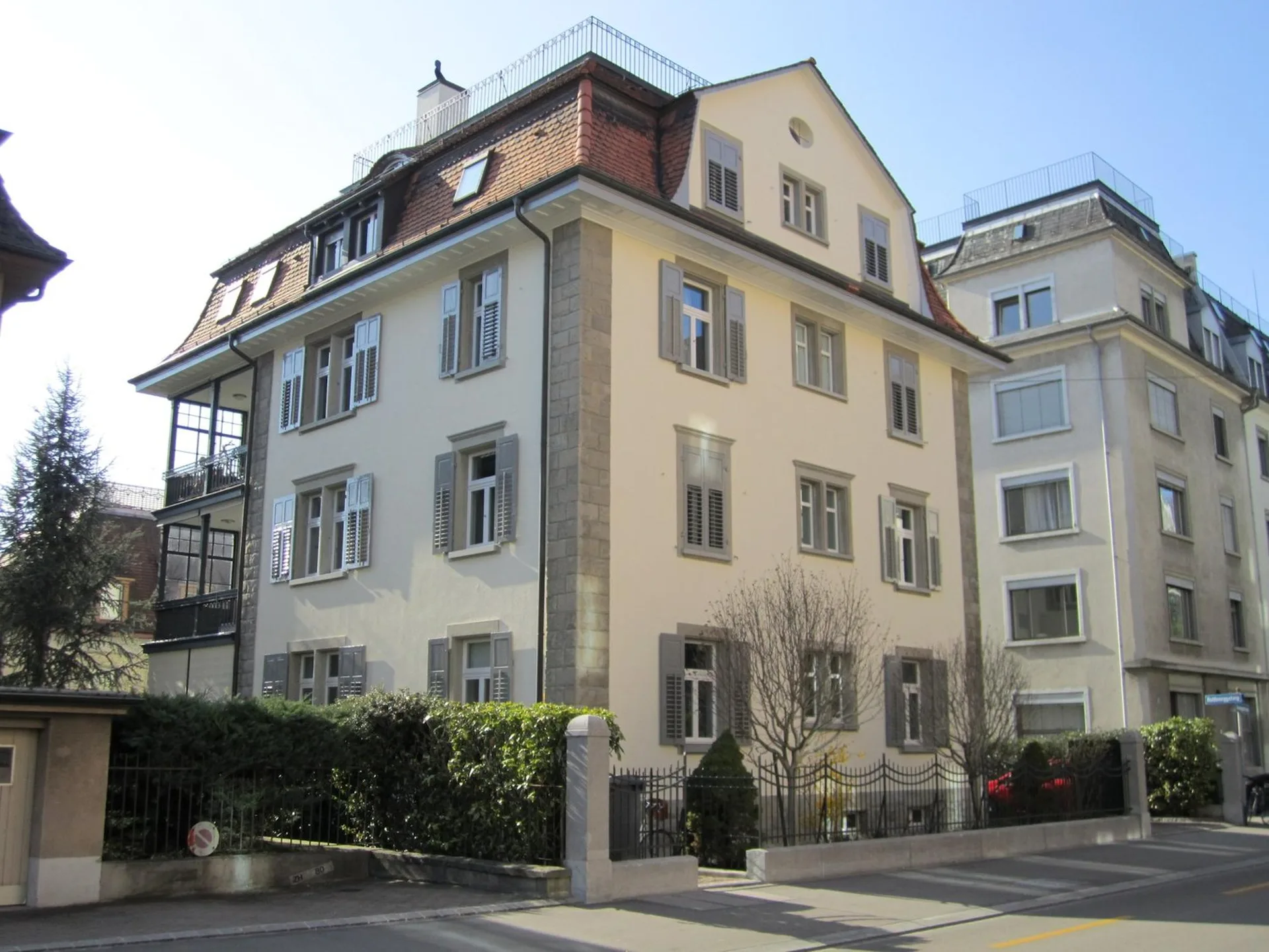 Charming 3.5-room attic apartment on Sonneggstrasse in Zurich