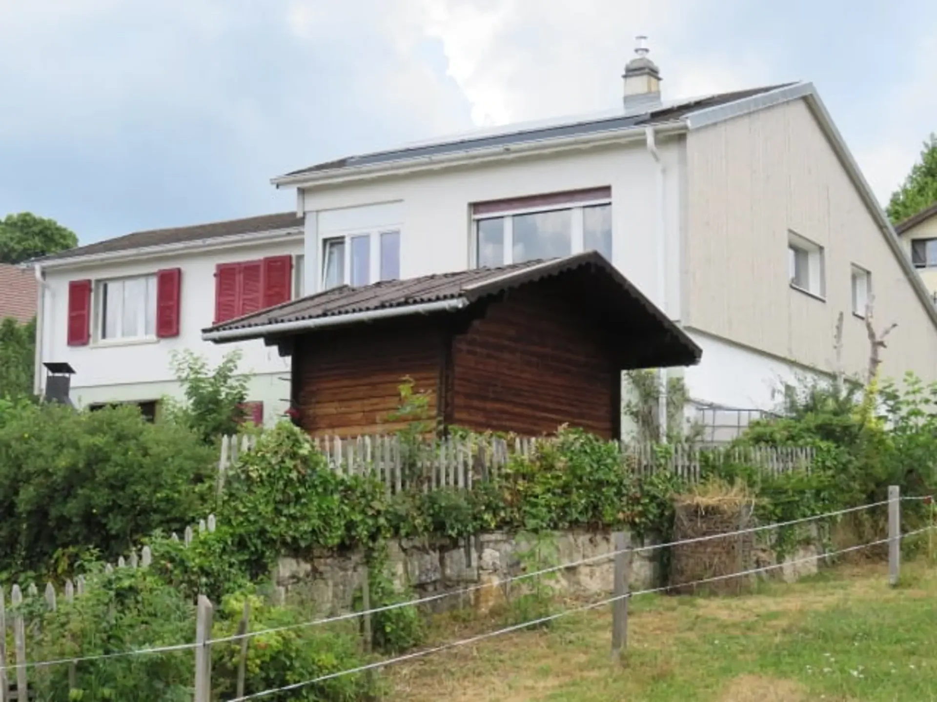Familiäre Villa in einer sehr ruhigen Wohngegend mit schönem Blick auf den Chasseral