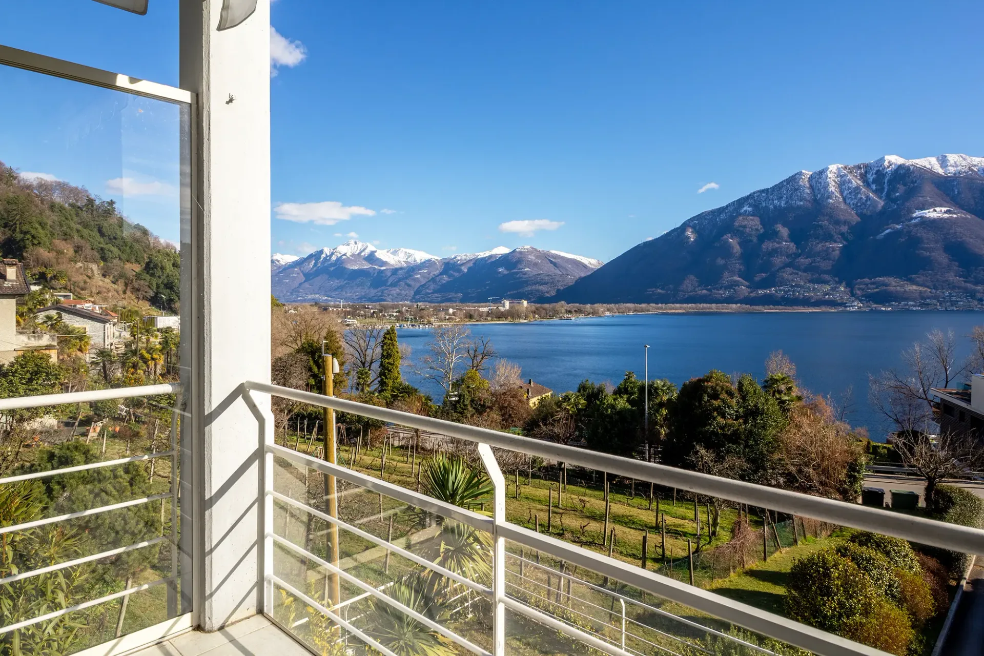 Ampio appartamento con vista lago nel cuore di Minusio