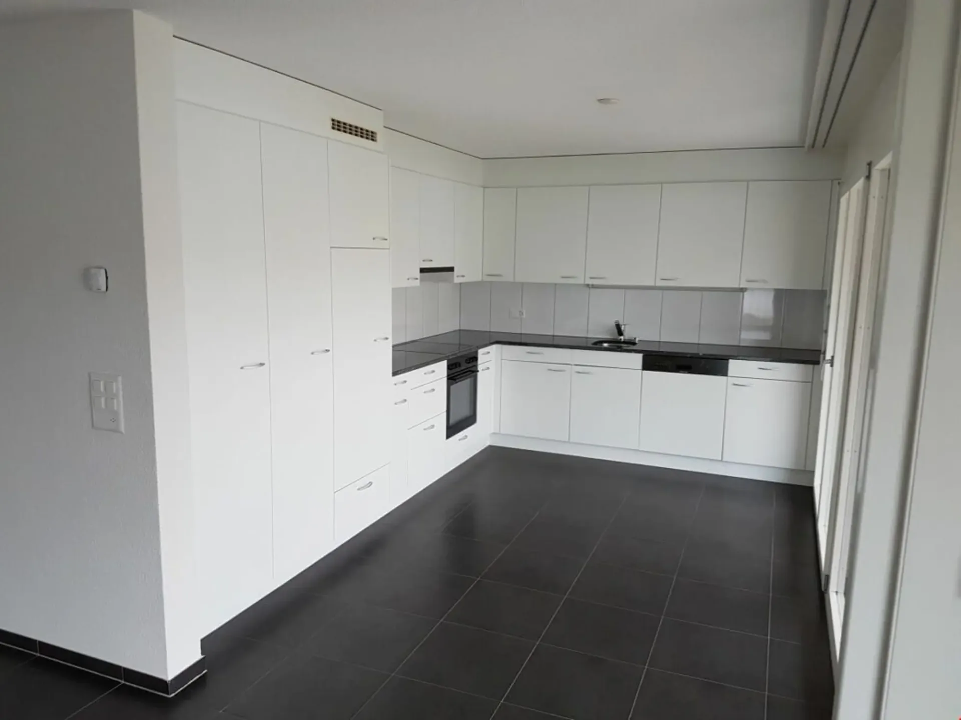 Grosse, moderne Wohnung mit Balkon