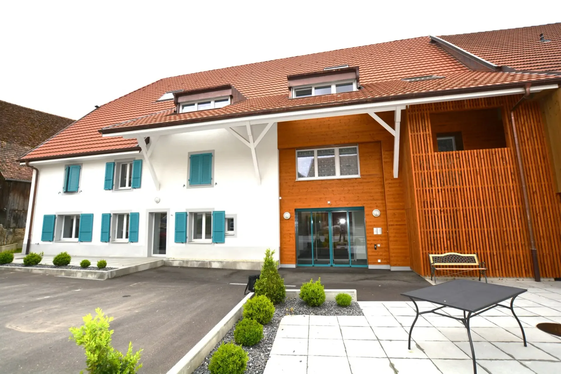 Wohngebäude mit 13 angepassten Wohnungen