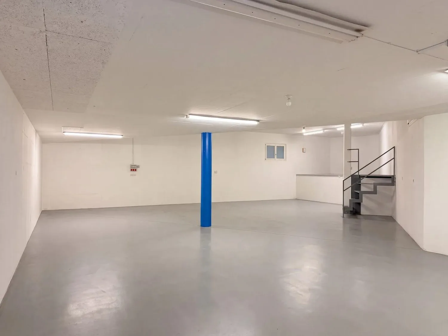 180 m² Lager mit Doppel-Garagentor in Gross mieten