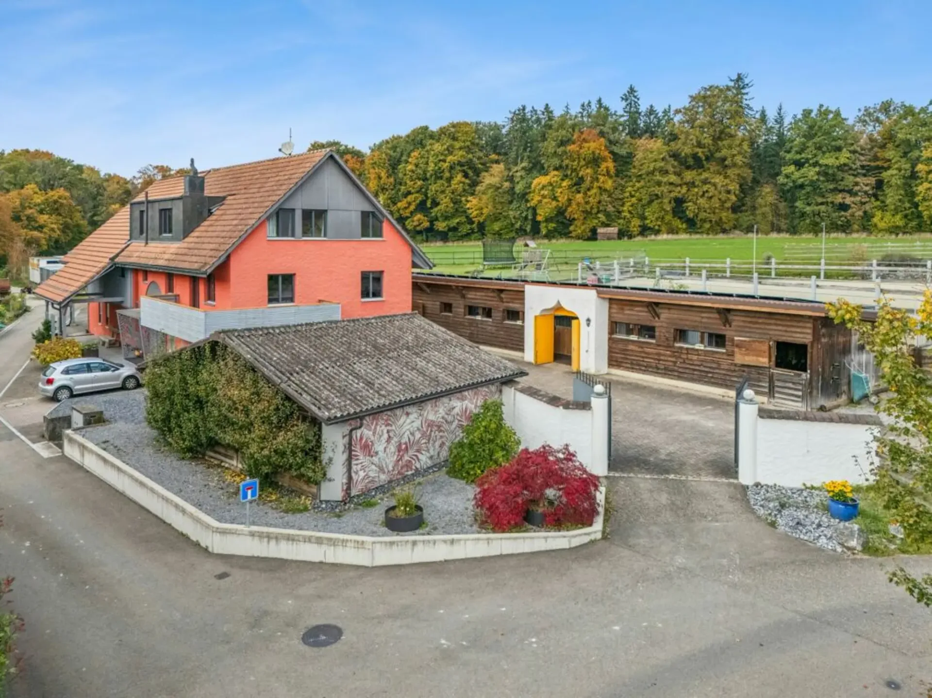 *NEUER PREIS*  -  FRISCH RENOVIERTES WOHNHAUS MIT REITPLATZ, ROUNDPEN UND GROSSEN WEIDEFLÄCHEN