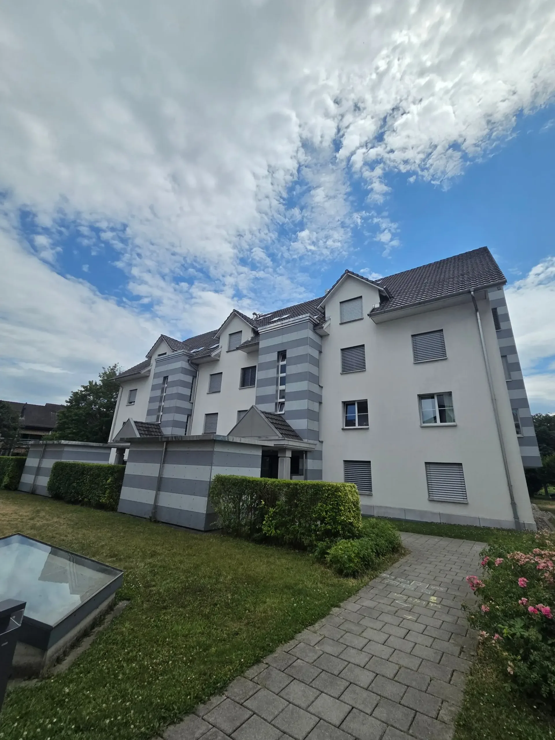 Grosszügige 6.5-Zimmer-Wohnung mit Balkon und Garage in Rümlang