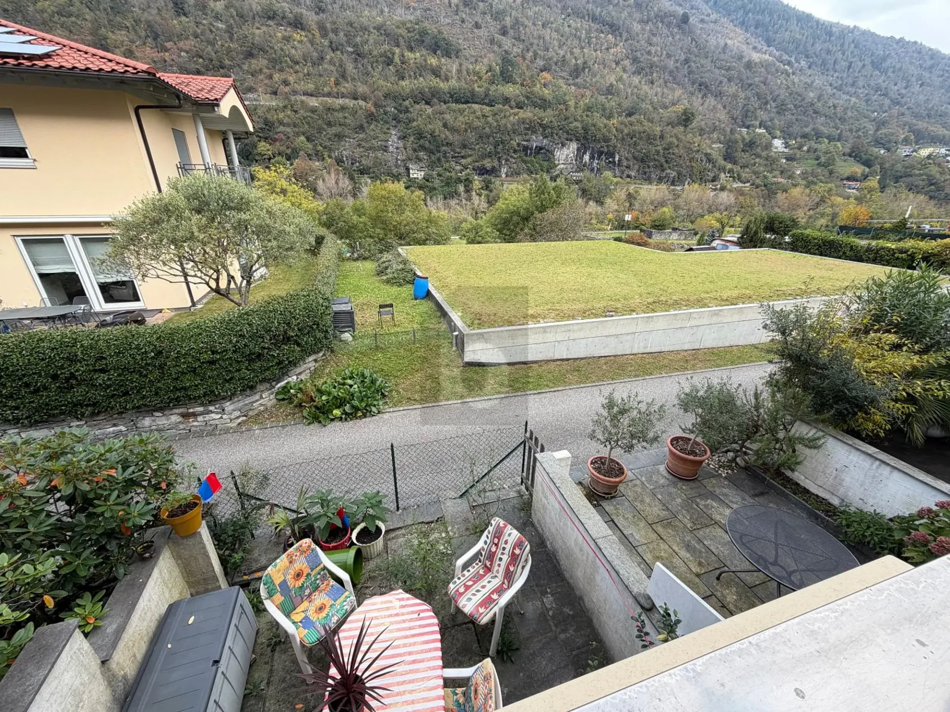 Zweistöckiges Haus mit Hof, auch zweitrangig