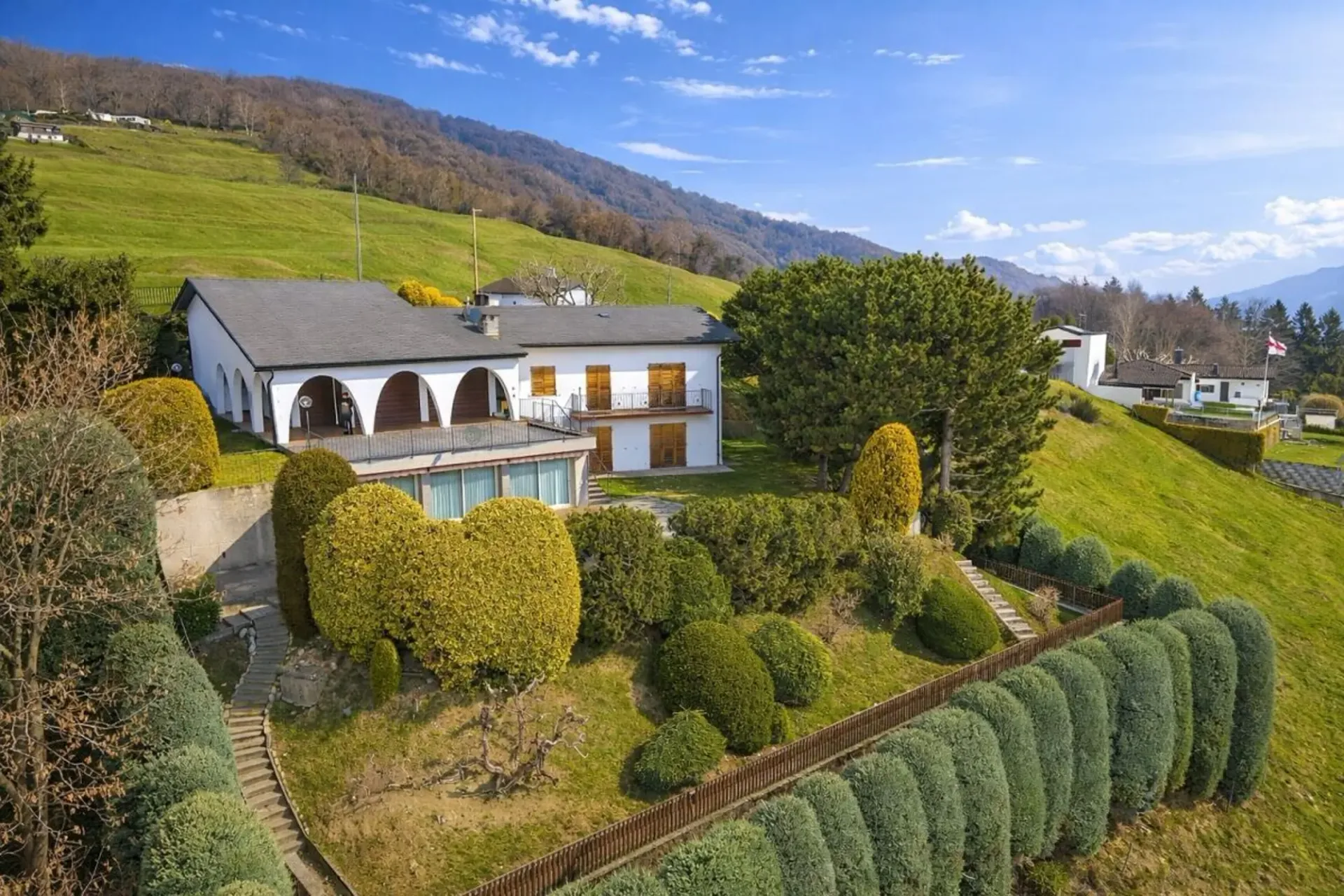 Große Villa im Grünen mit Pool, Panoramablick und über 7'000 m² Grundstück