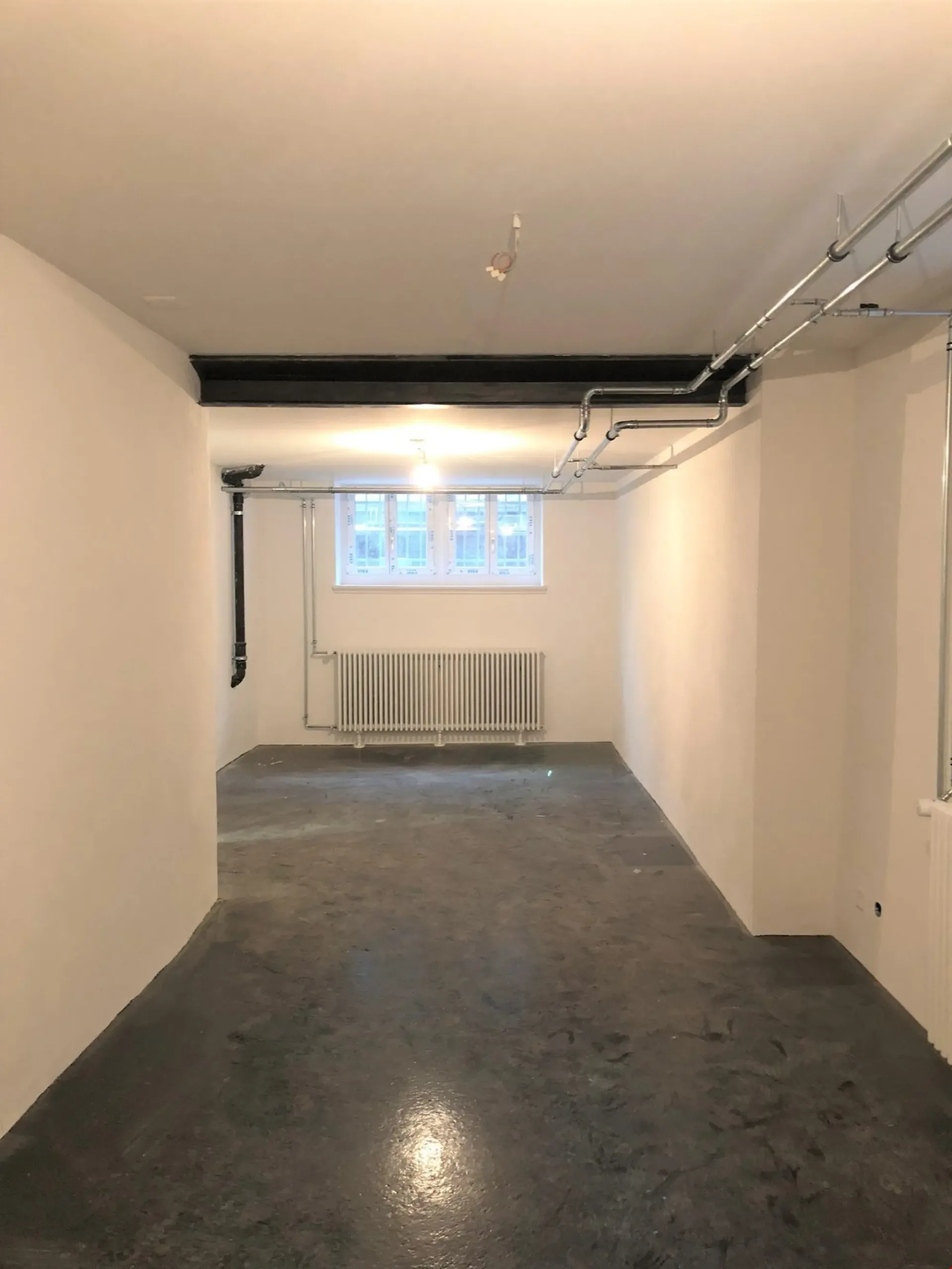 Studio or office with kitchen and toilet in prime location