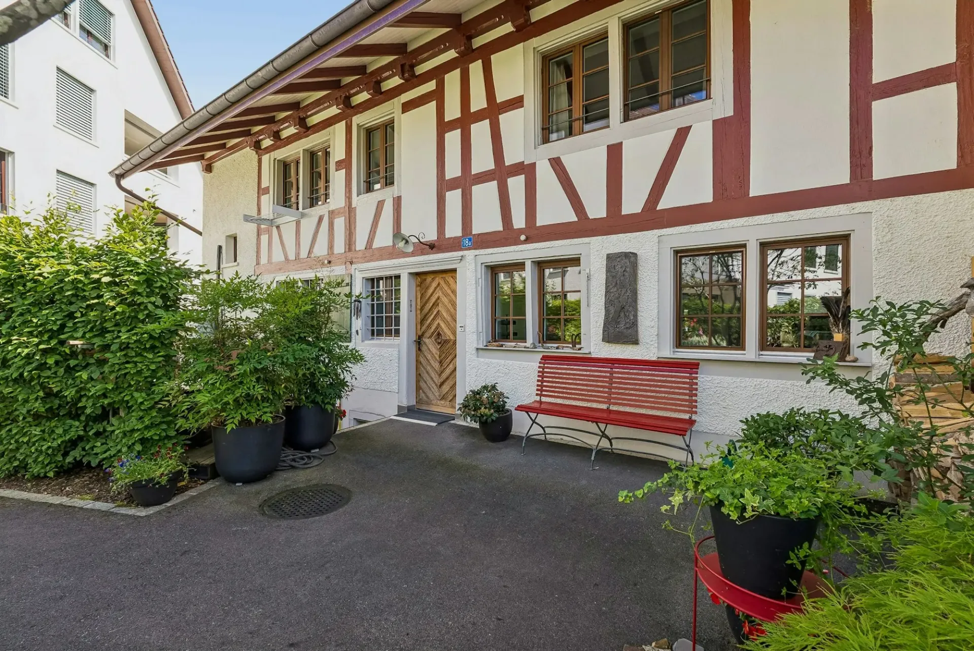 Neuwertiges 5-Zimmer-Mittel-Flarzhaus mit Gartensitzplatz