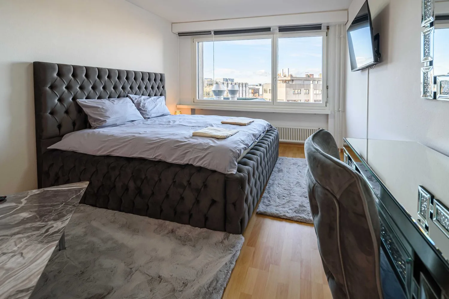 Renovated and furnished 1.5-room apartment in Zug with lake view