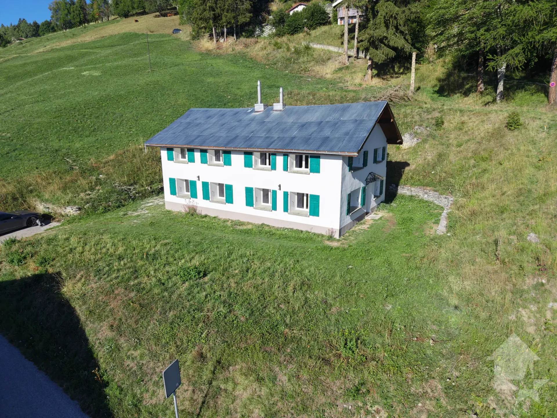 Maison mitoyenne refaite à neuf : calme, vue et ensoleillée